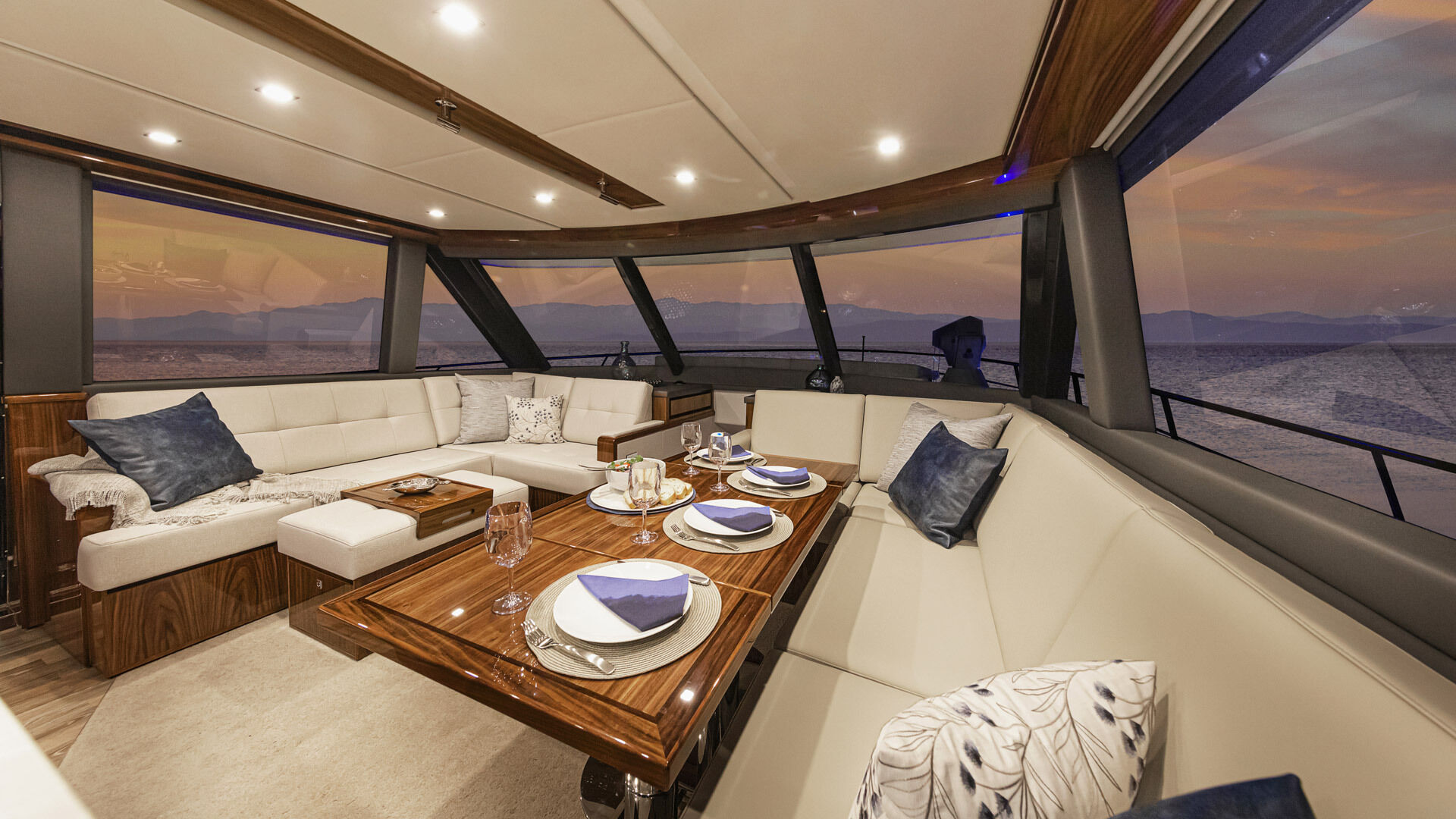 Riviera 64 SMY – Riviera 64 Sports Motor Yacht Saloon 01