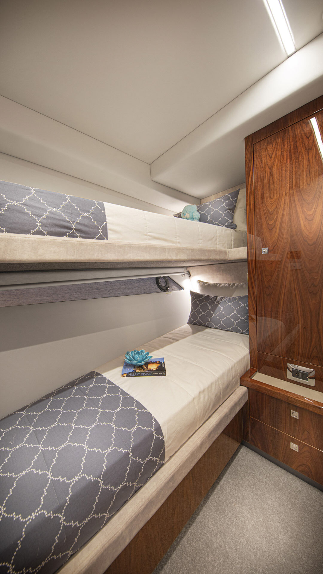 Riviera 64 SMY – Riviera 64 Sports Motor Yacht Starboard Stateroom 01