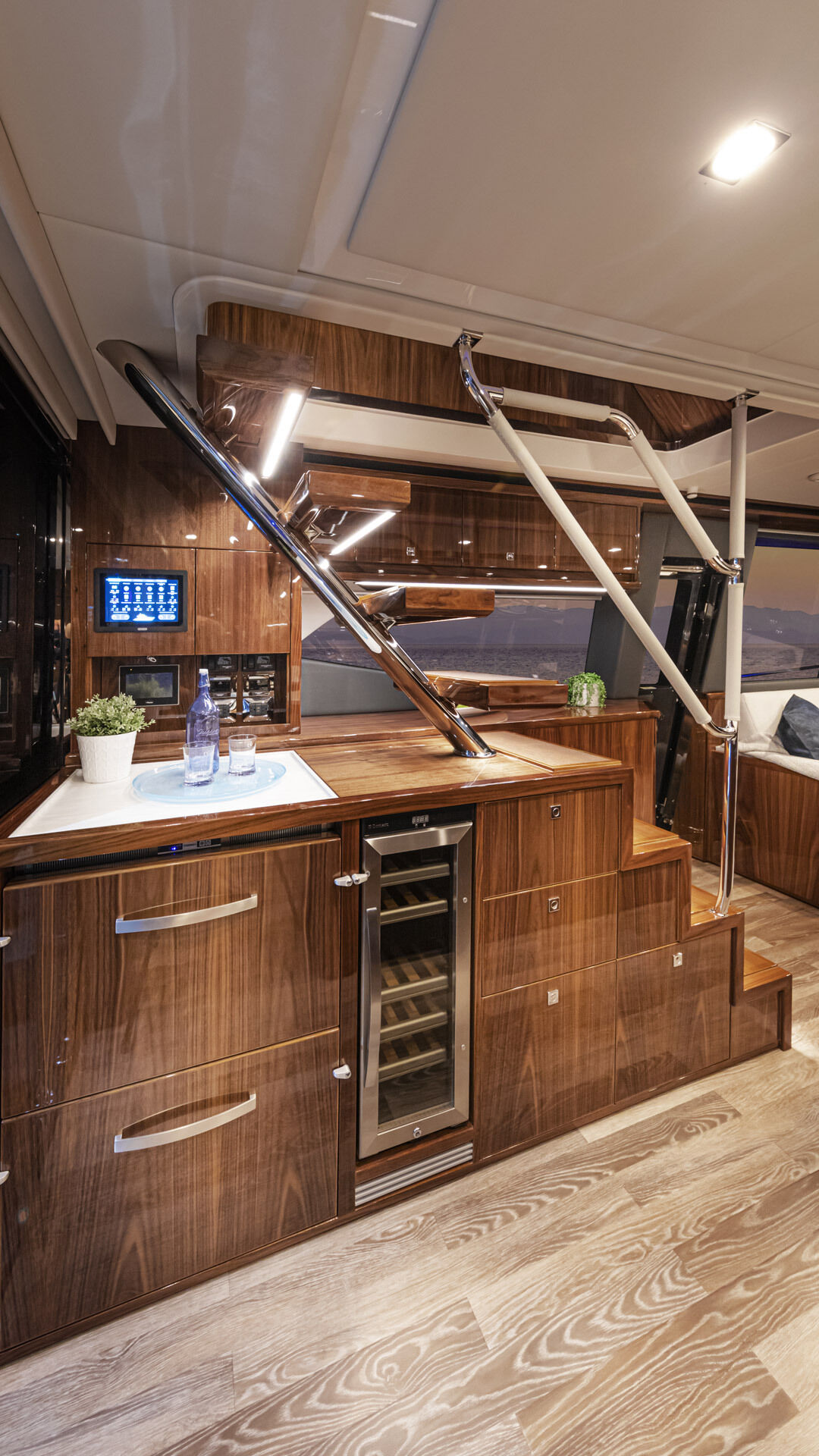 Riviera 64 SMY – Riviera 64 Sports Motor Yacht Wet Bar 01
