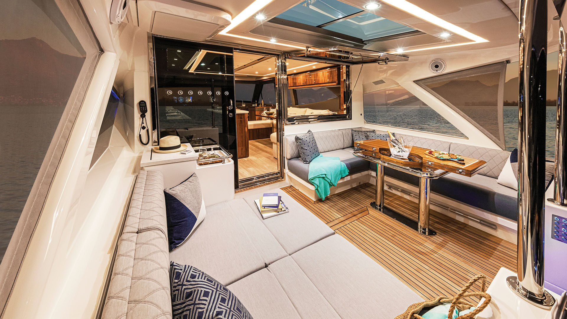 Riviera 645 SUV profile