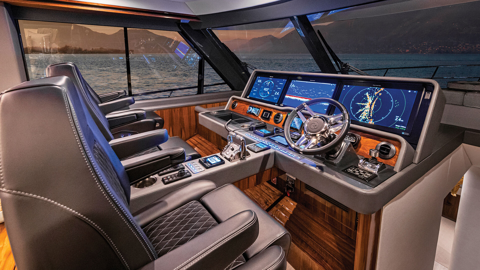 Riviera 645 SUV – Riviera 645 SUV Helm 01