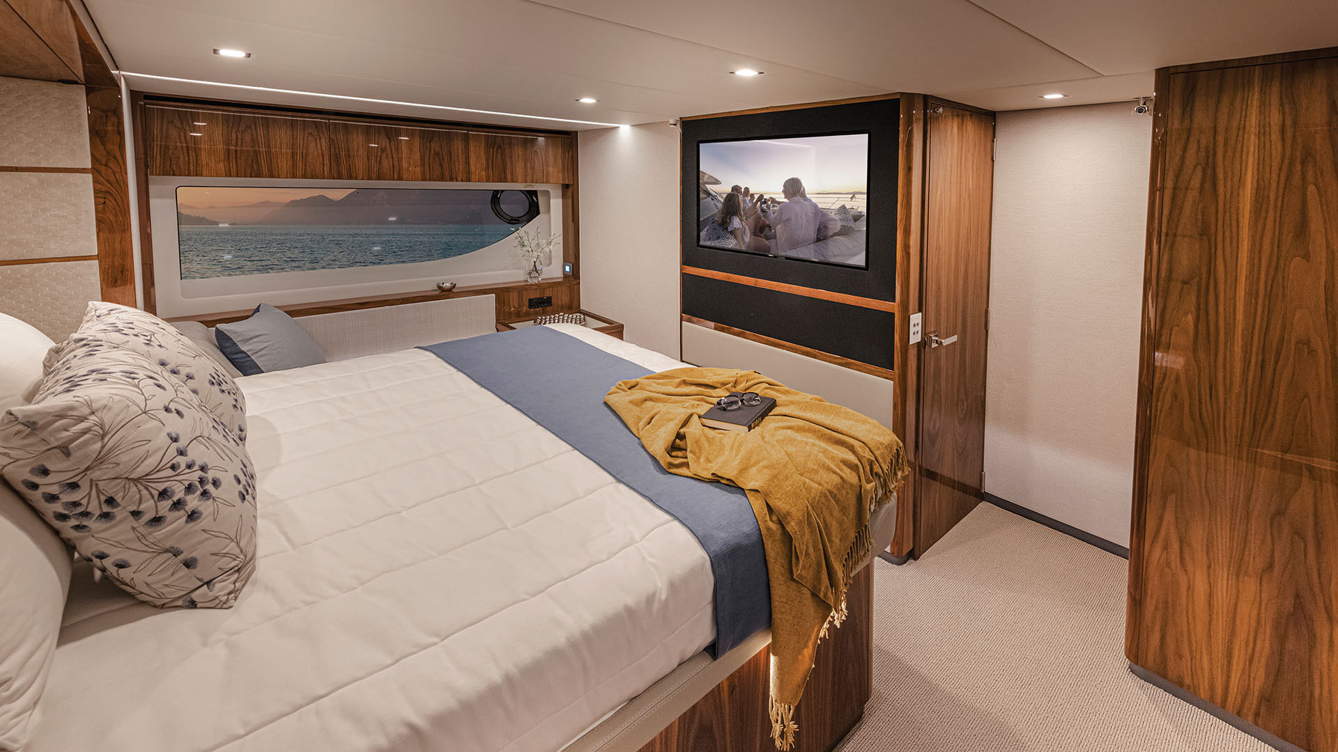 Riviera 645 SUV – Riviera 645 SUV Master Stateroom 02
