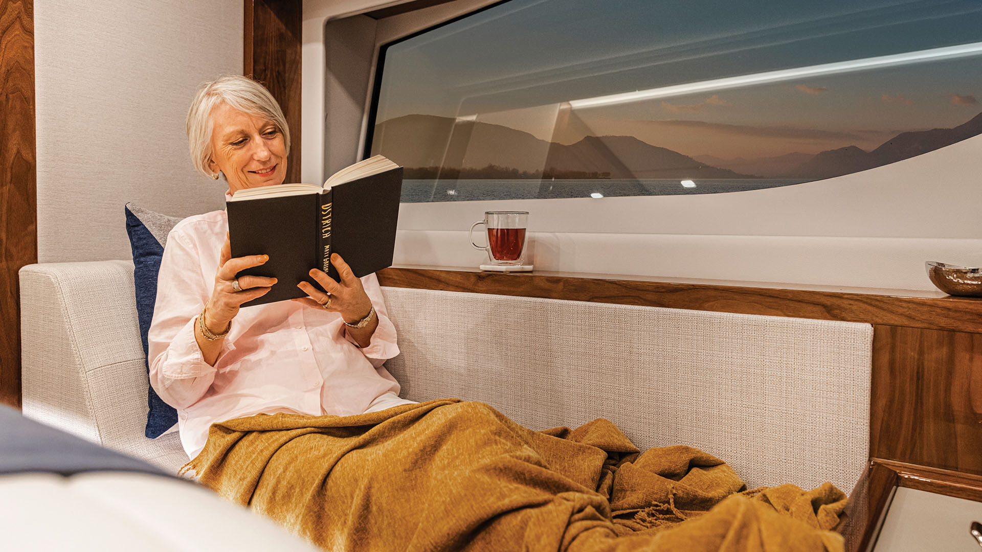 Riviera 645 SUV – Riviera 645 SUV Master Stateroom Chaise Lounge