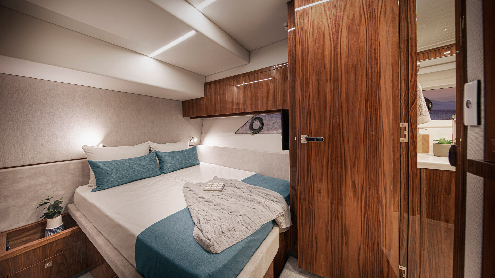 Riviera 645 SUV – Riviera 645 SUV Port Stateroom 01