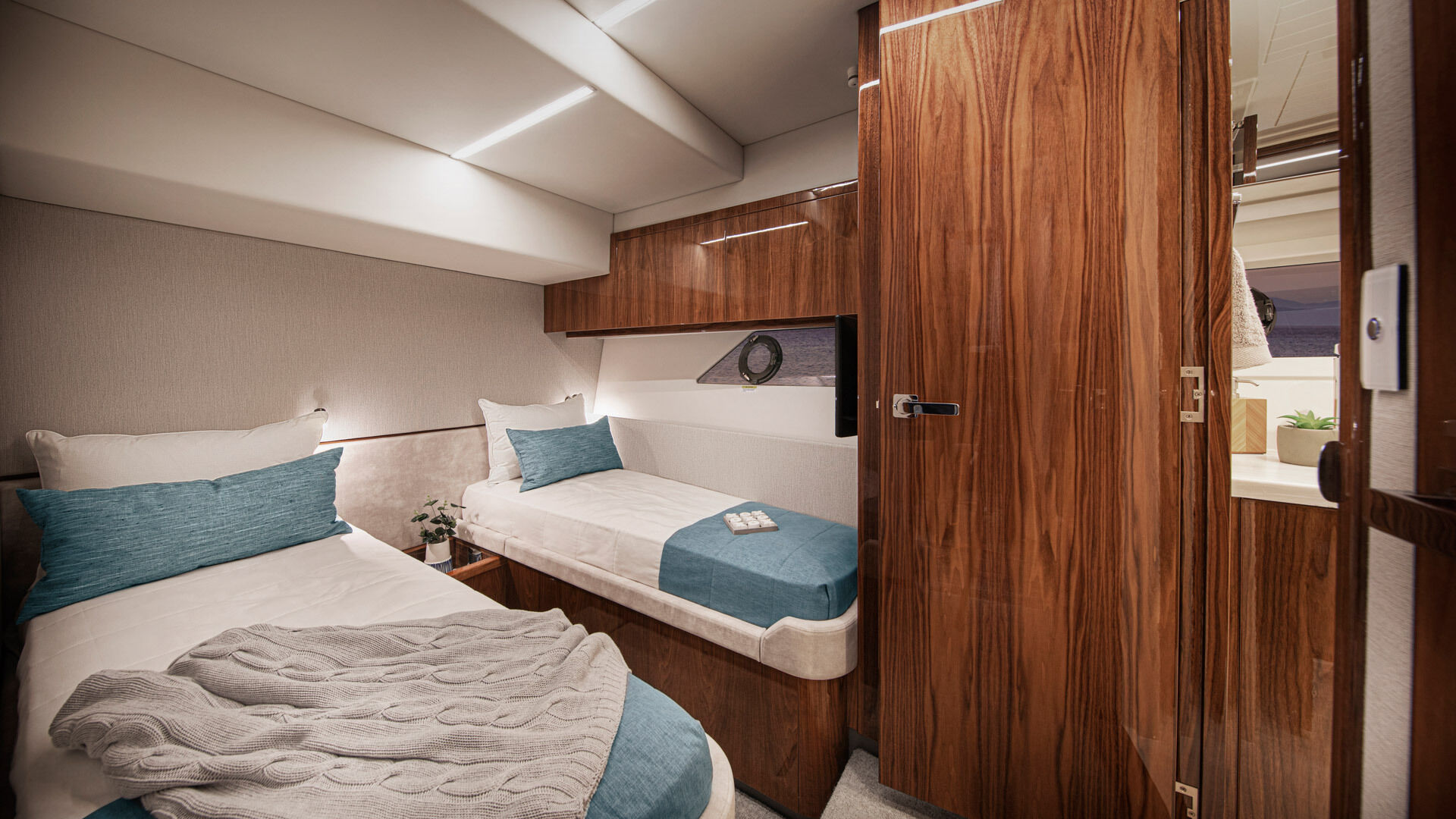 Riviera 645 SUV – Riviera 645 SUV Port Stateroom 03