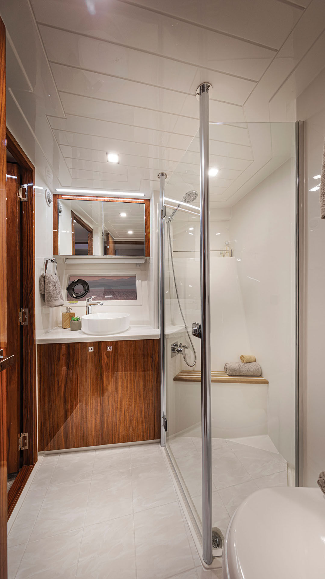 Riviera 645 SUV – Riviera 645 SUV Port Stateroom Ensuite and Dayhead
