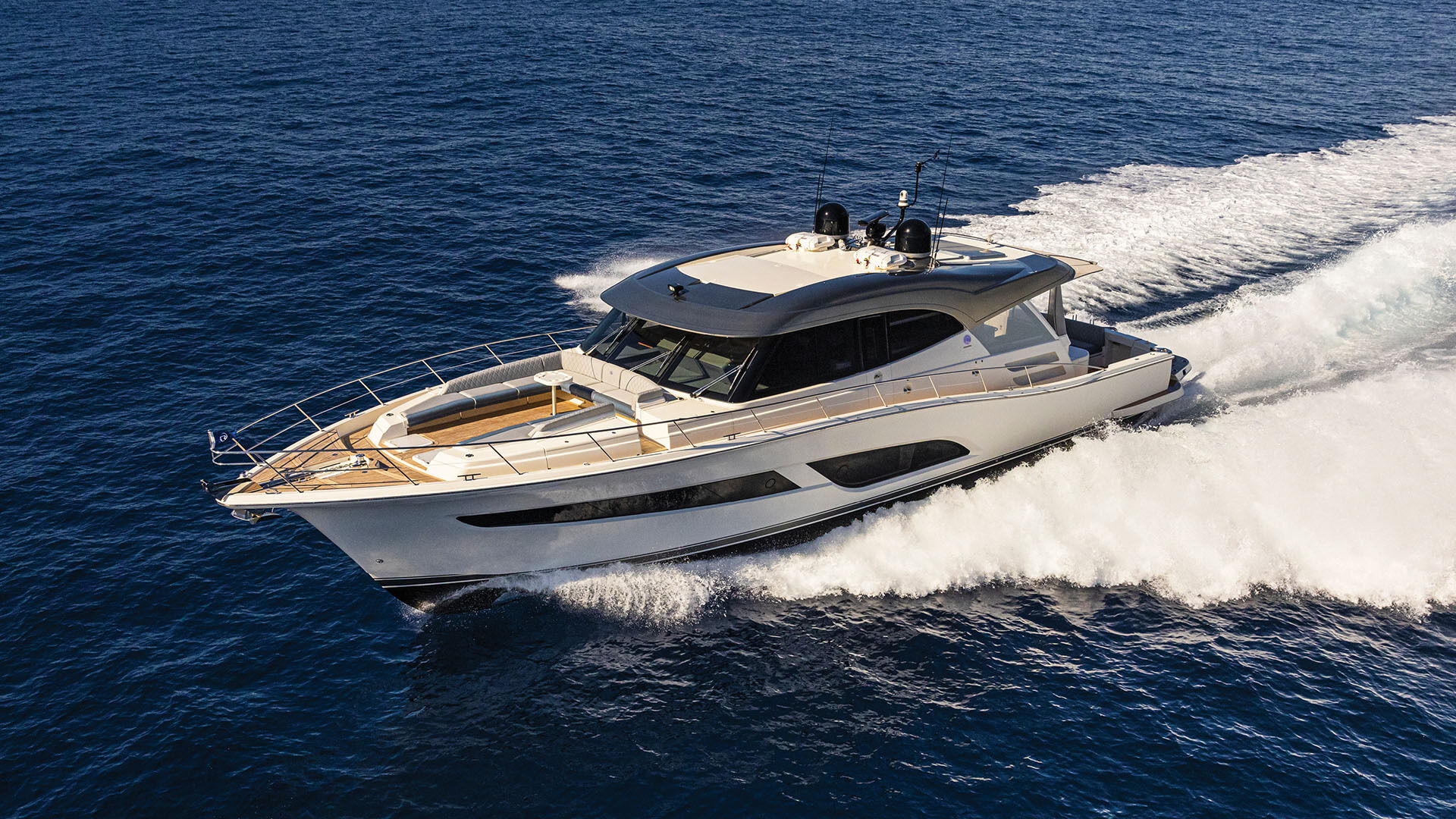 Riviera 645 SUV running shot