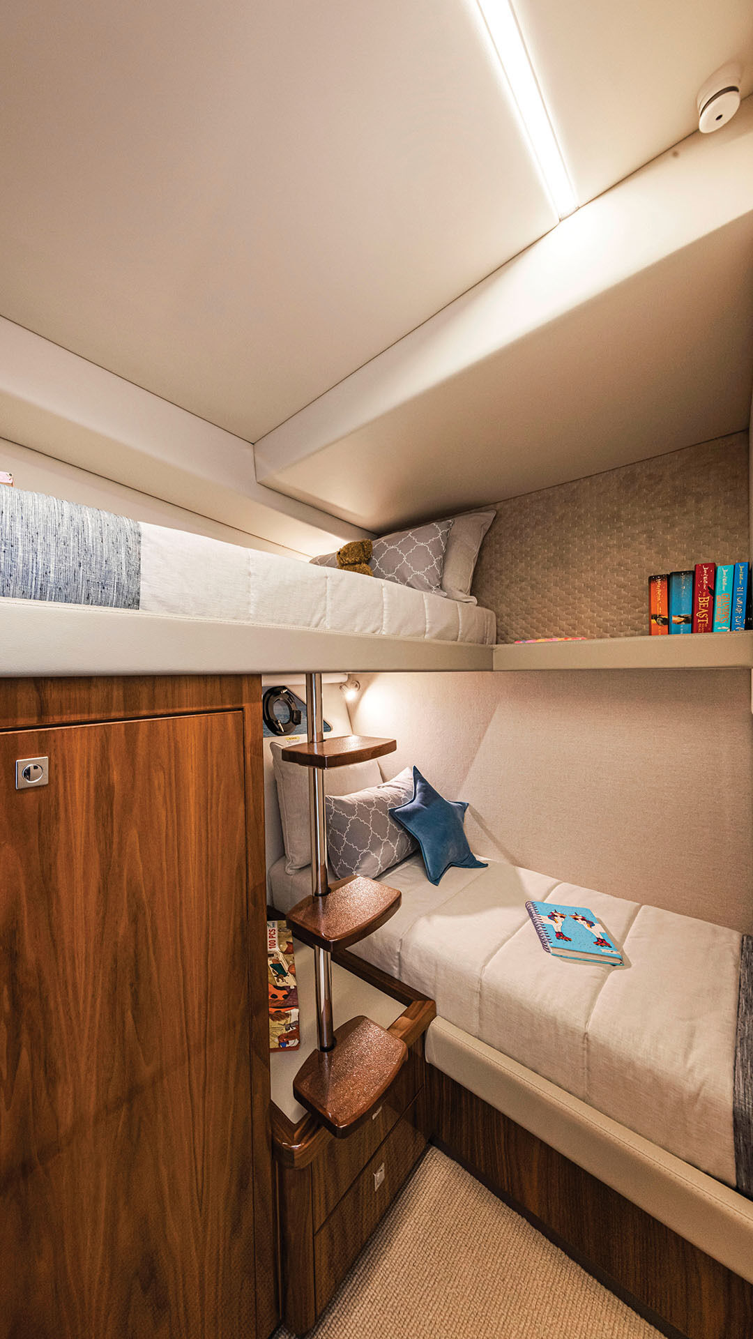 Riviera 645 SUV – Riviera 645 SUV Starboard Cabin 02