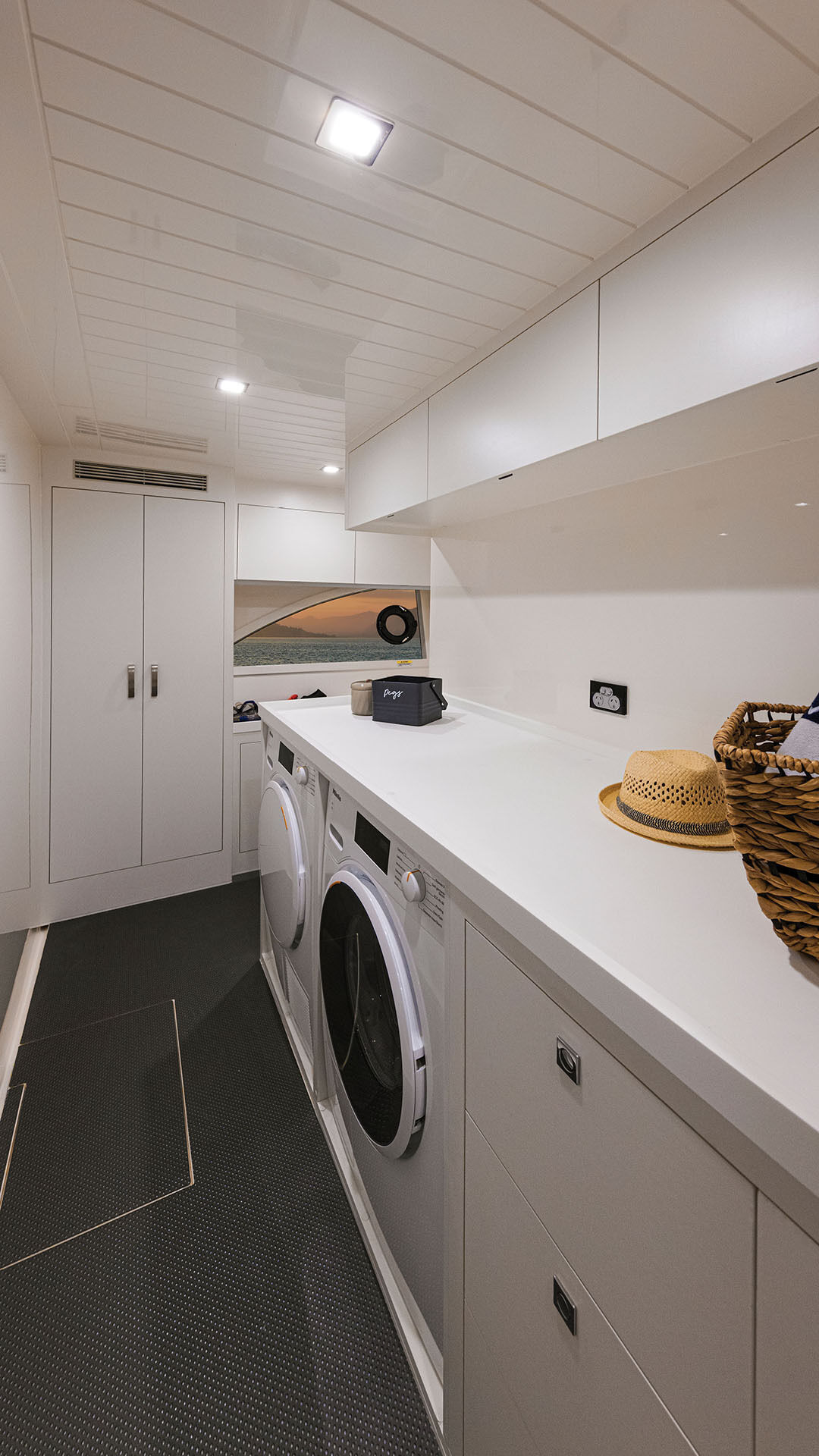 Riviera 645 SUV – Riviera 645 SUV Utility Room 01