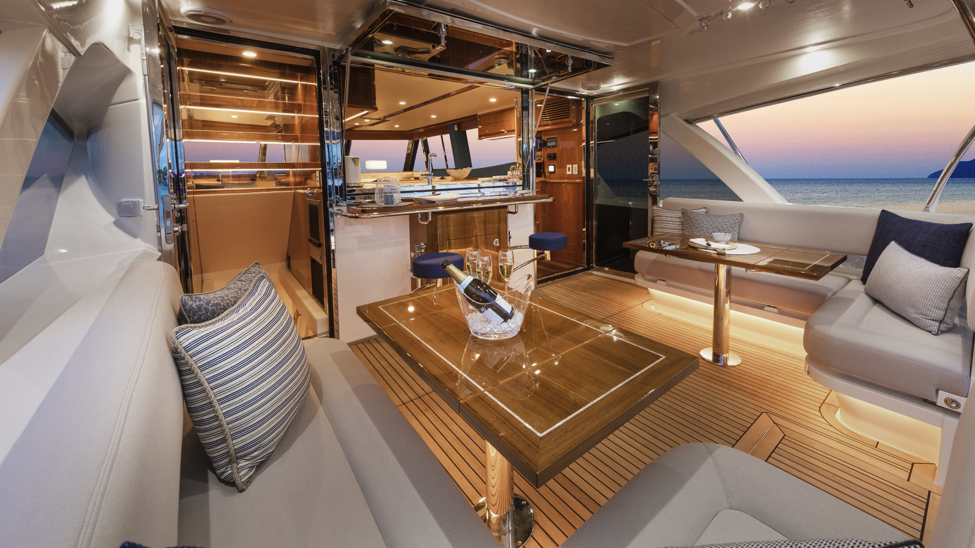 Riviera 68 SMY – Riviera 68 Sports Motor Yacht Alfresco 02.png
