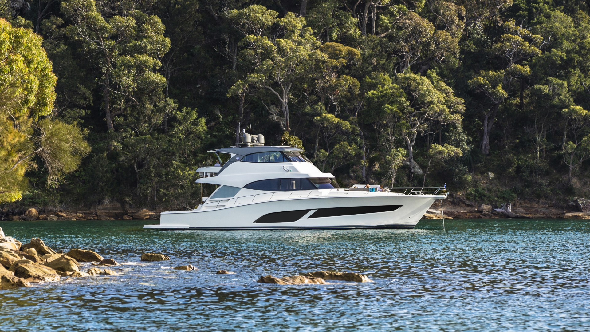 Riviera 68 SMY – Riviera 68 Sports Motor Yacht Anchored 01.png