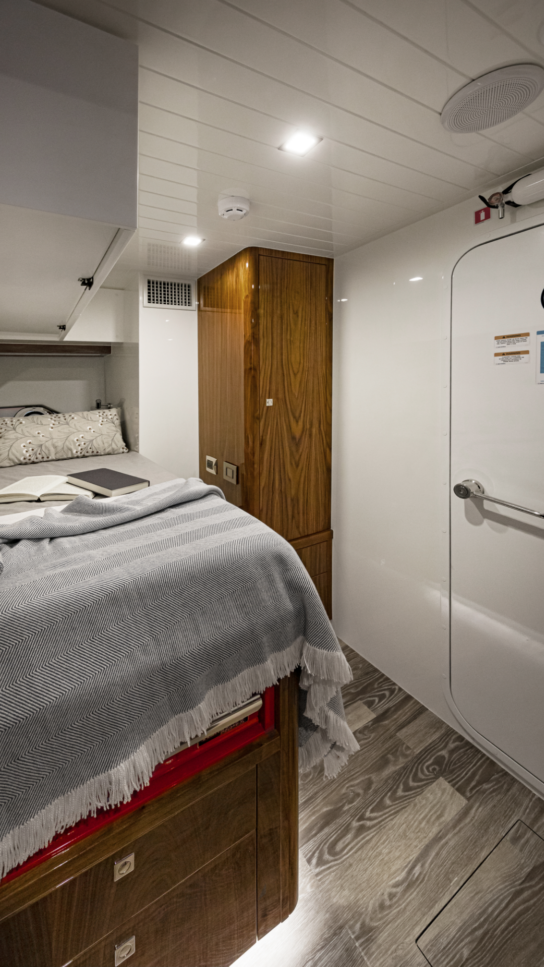 Riviera 68 SMY – Riviera 68 Sports Motor Yacht Crew Cabin 03.png