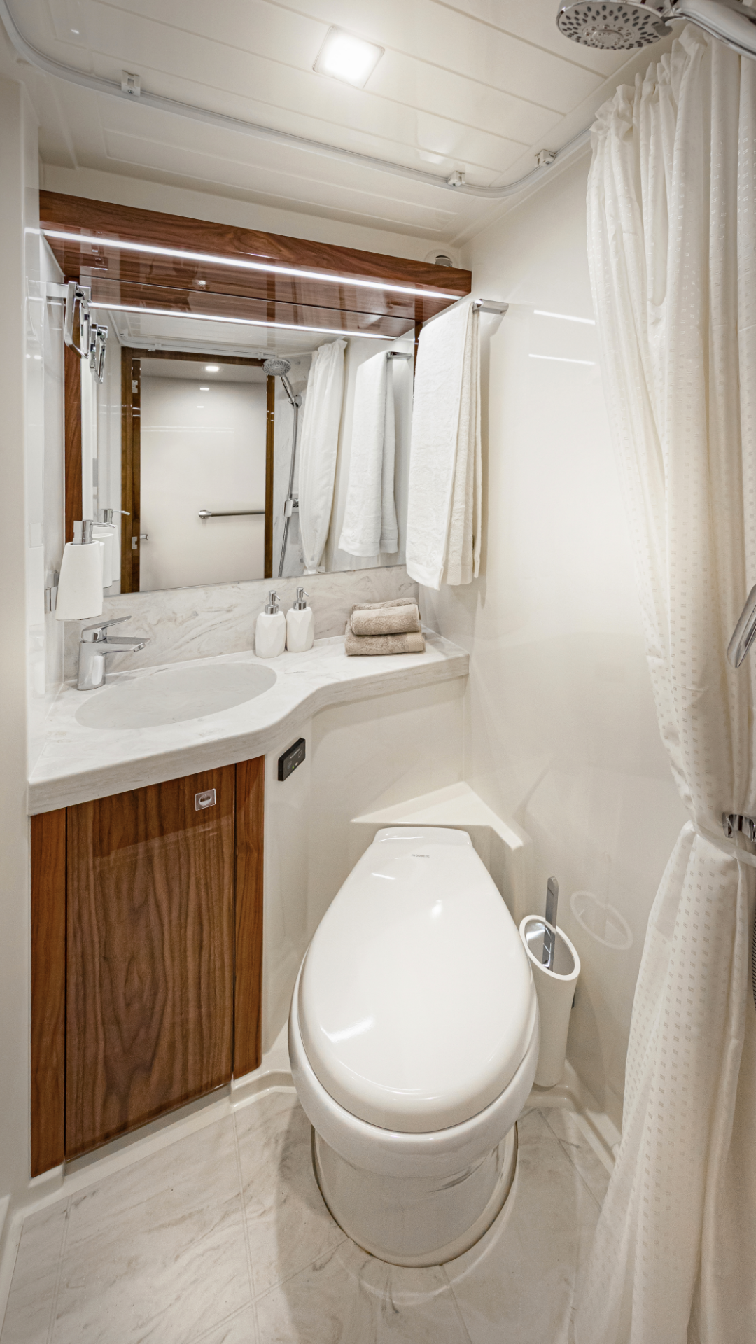 Riviera 68 SMY – Riviera 68 Sports Motor Yacht Crew Cabin Ensuite and Daybed 01.png