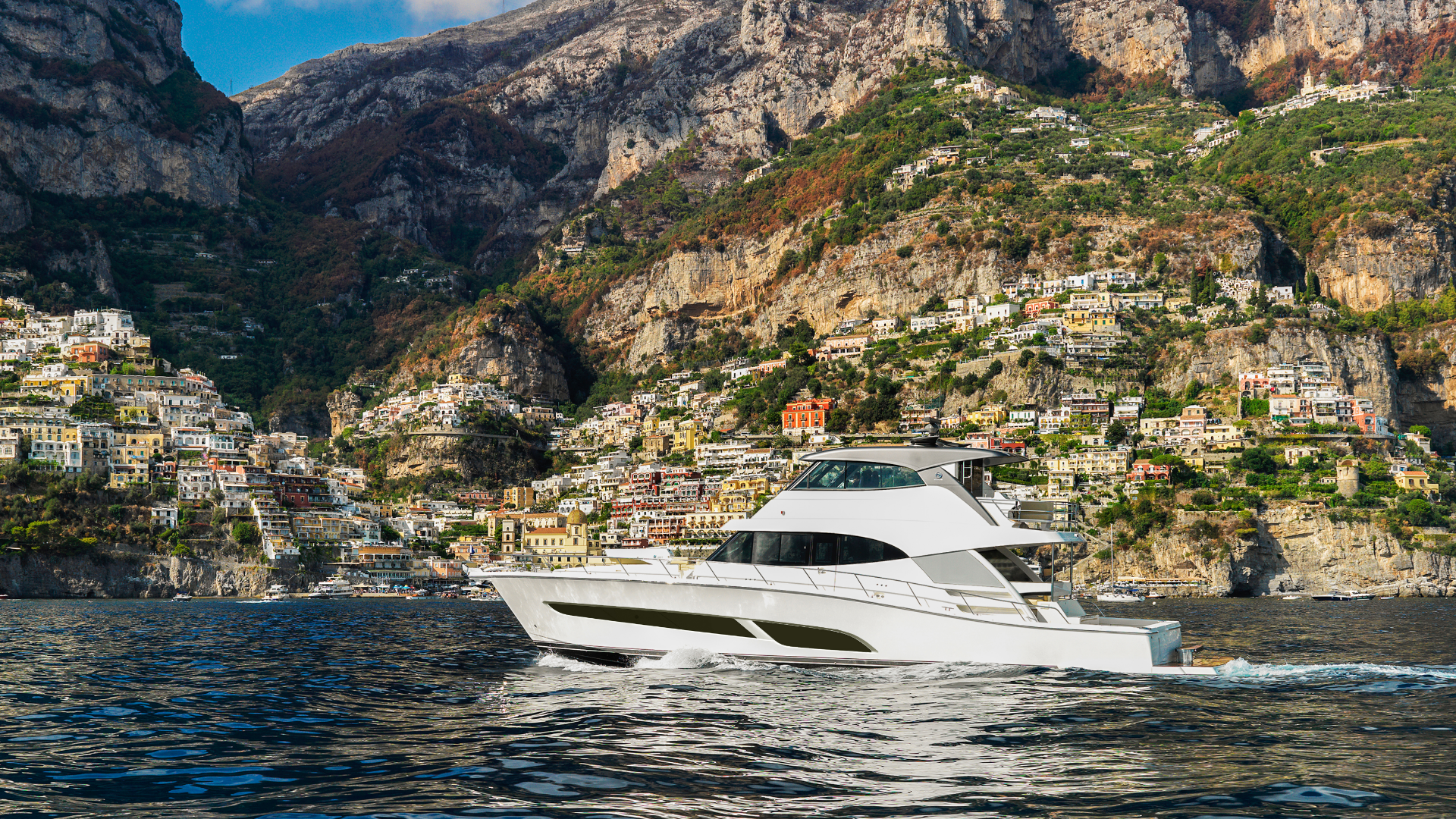 Riviera 68 SMY – Riviera 68 Sports Motor Yacht Cruising 01.png