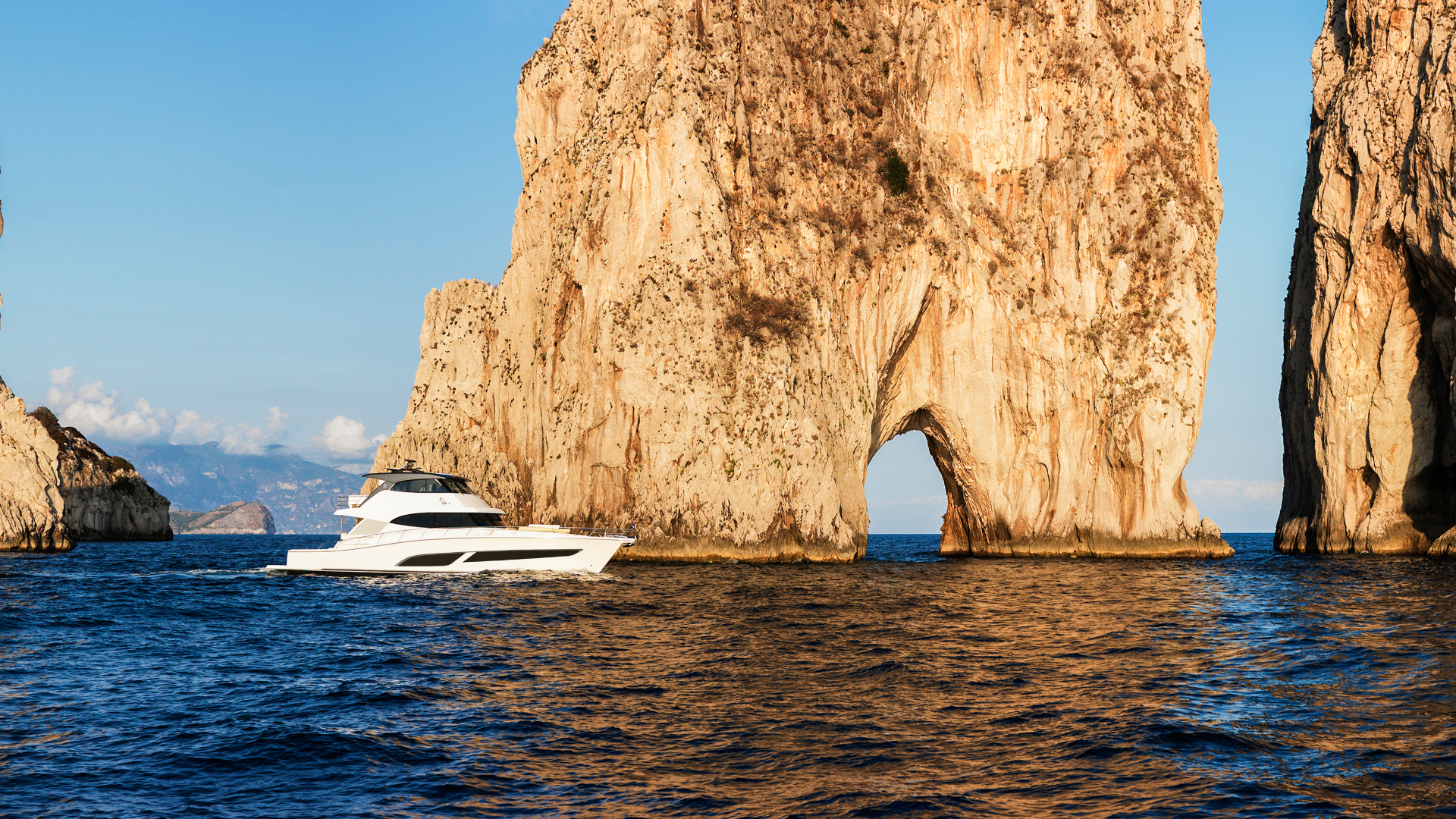 Riviera 68 SMY – Riviera 68 Sports Motor Yacht Cruising 02.png