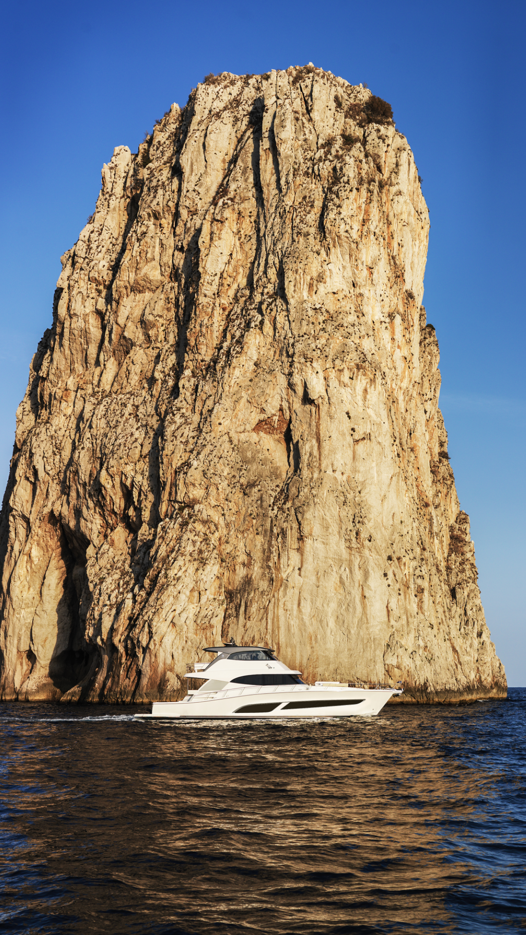 Riviera 68 SMY – Riviera 68 Sports Motor Yacht Cruising 03.png