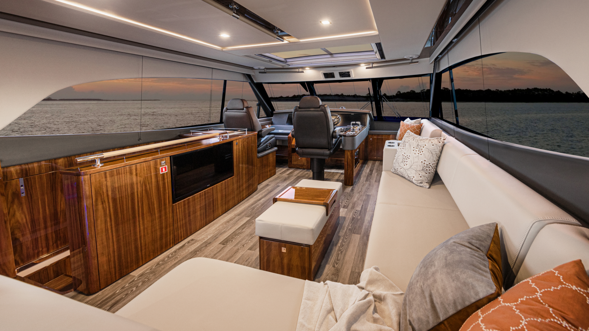 Riviera 68 SMY – Riviera 68 Sports Motor Yacht Flybridge 01.png