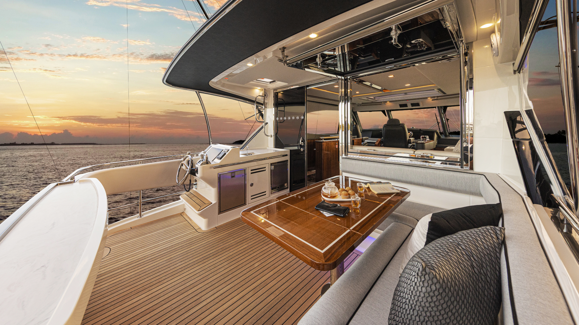Riviera 68 SMY – Riviera 68 Sports Motor Yacht Flybridge Aft Deck 01.png