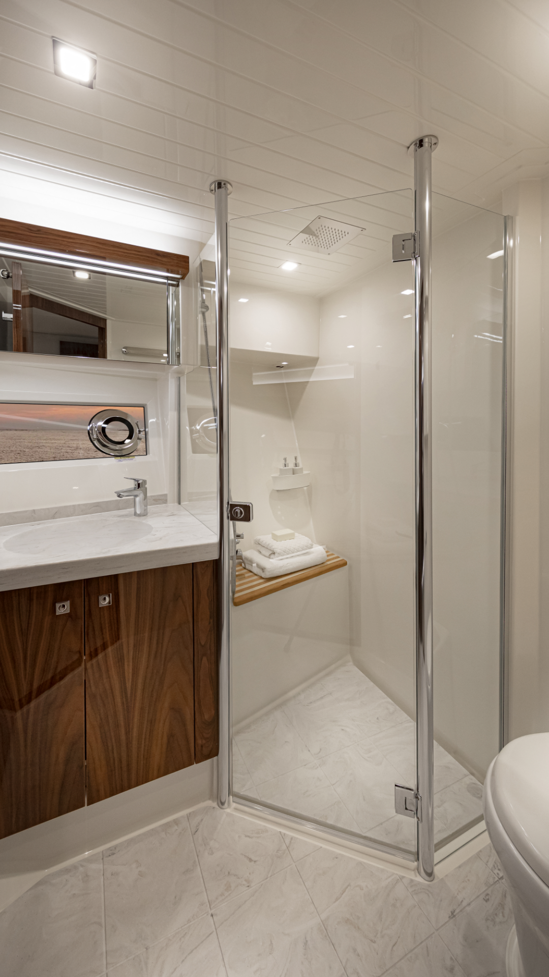 Riviera 68 SMY – Riviera 68 Sports Motor Yacht Forward VIP Ensuite 01.png