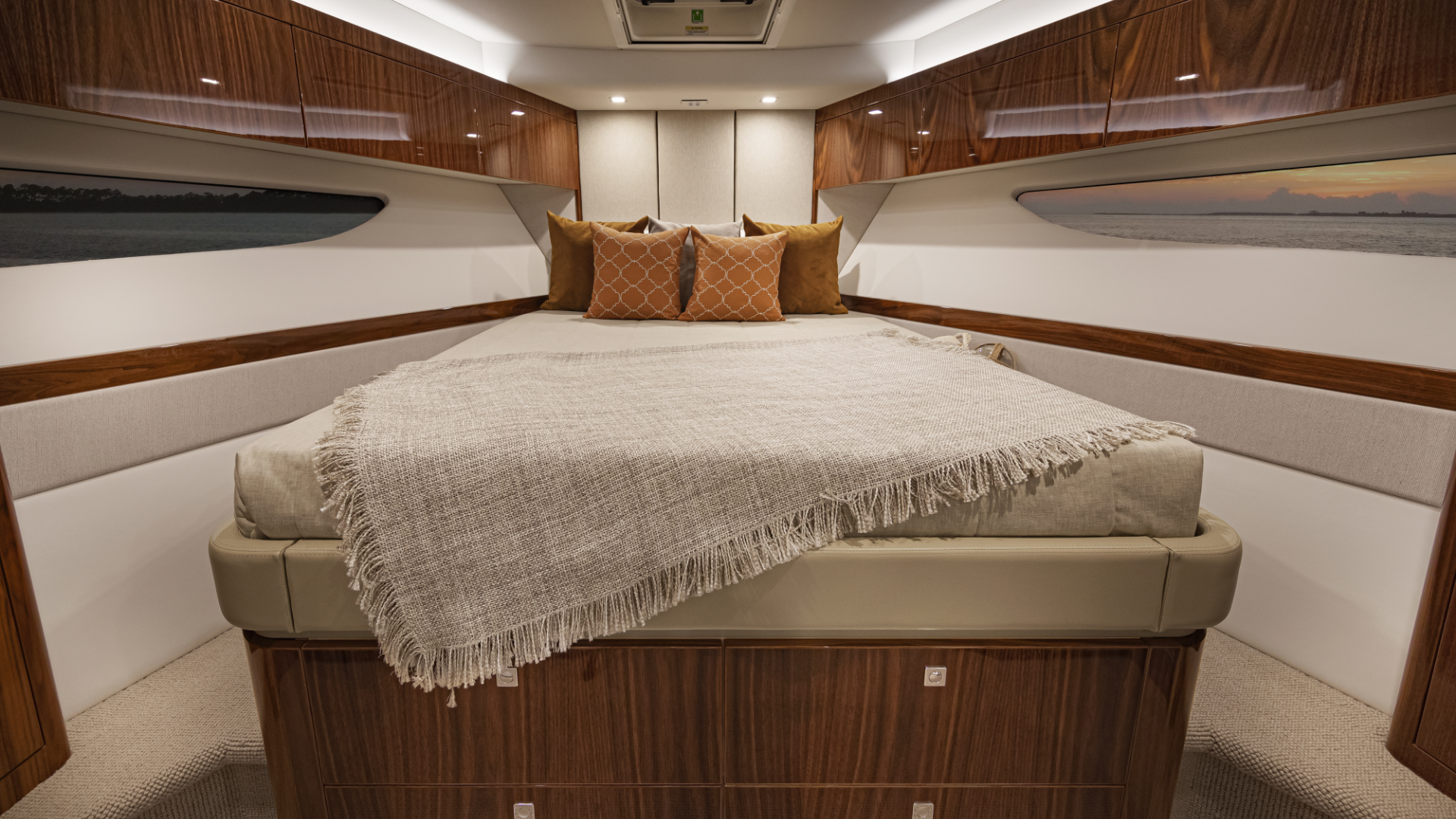 Riviera 68 SMY – Riviera 68 Sports Motor Yacht Forward VIP Stateroom 01.png
