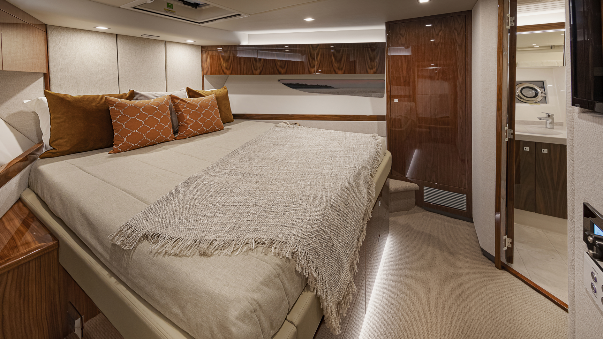 Riviera 68 SMY – Riviera 68 Sports Motor Yacht Forward VIP Stateroom 02.png