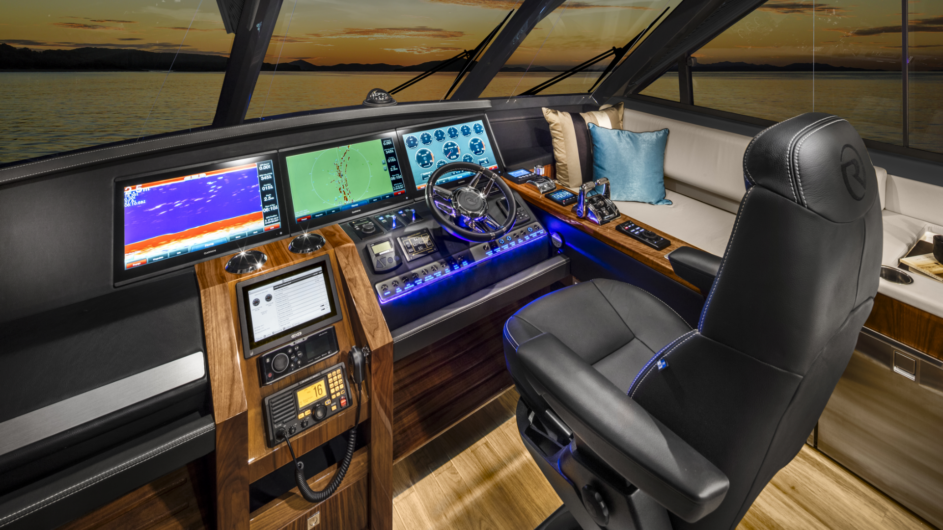 Riviera 68 SMY – Riviera 68 Sports Motor Yacht Helm 01.png