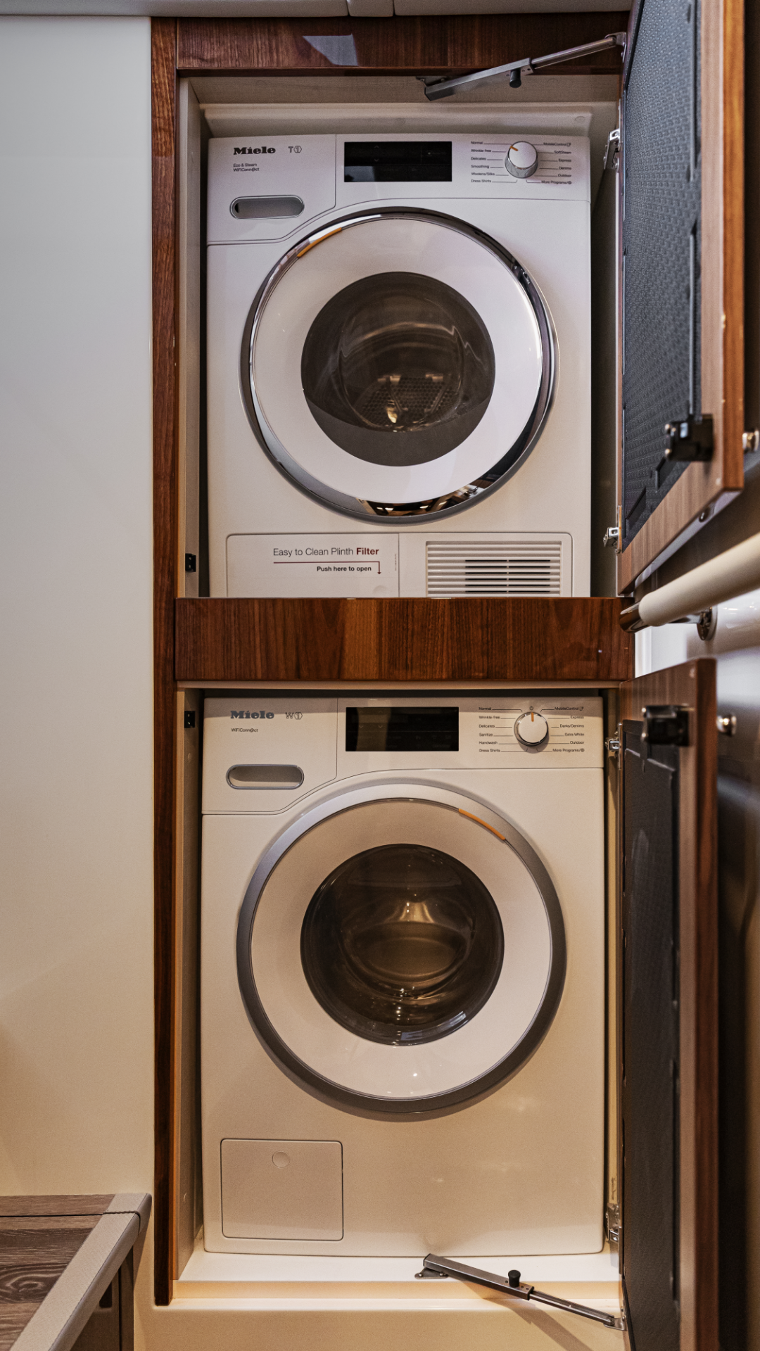 Riviera 68 SMY – Riviera 68 Sports Motor Yacht Laundry 02.png