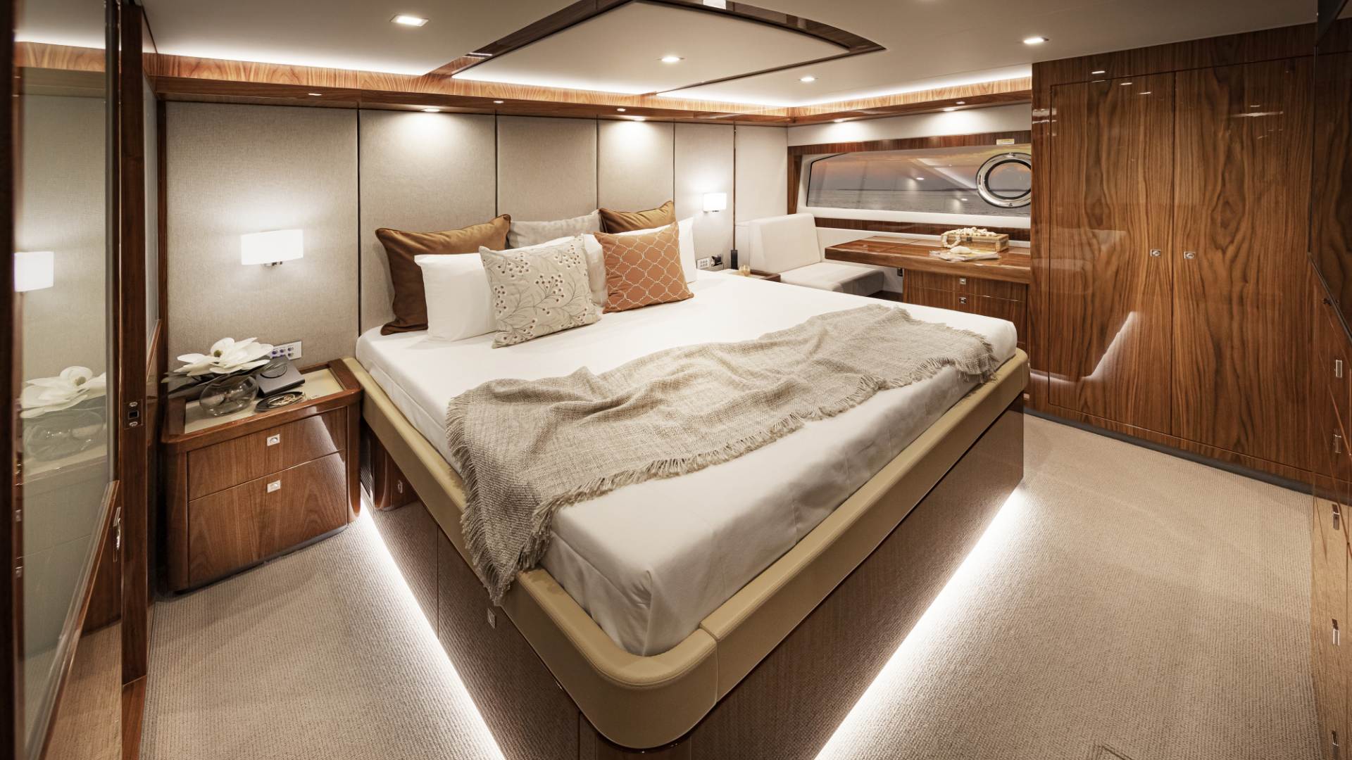 Riviera 68 SMY – Riviera 68 Sports Motor Yacht Master Stateroom Classic 03.png