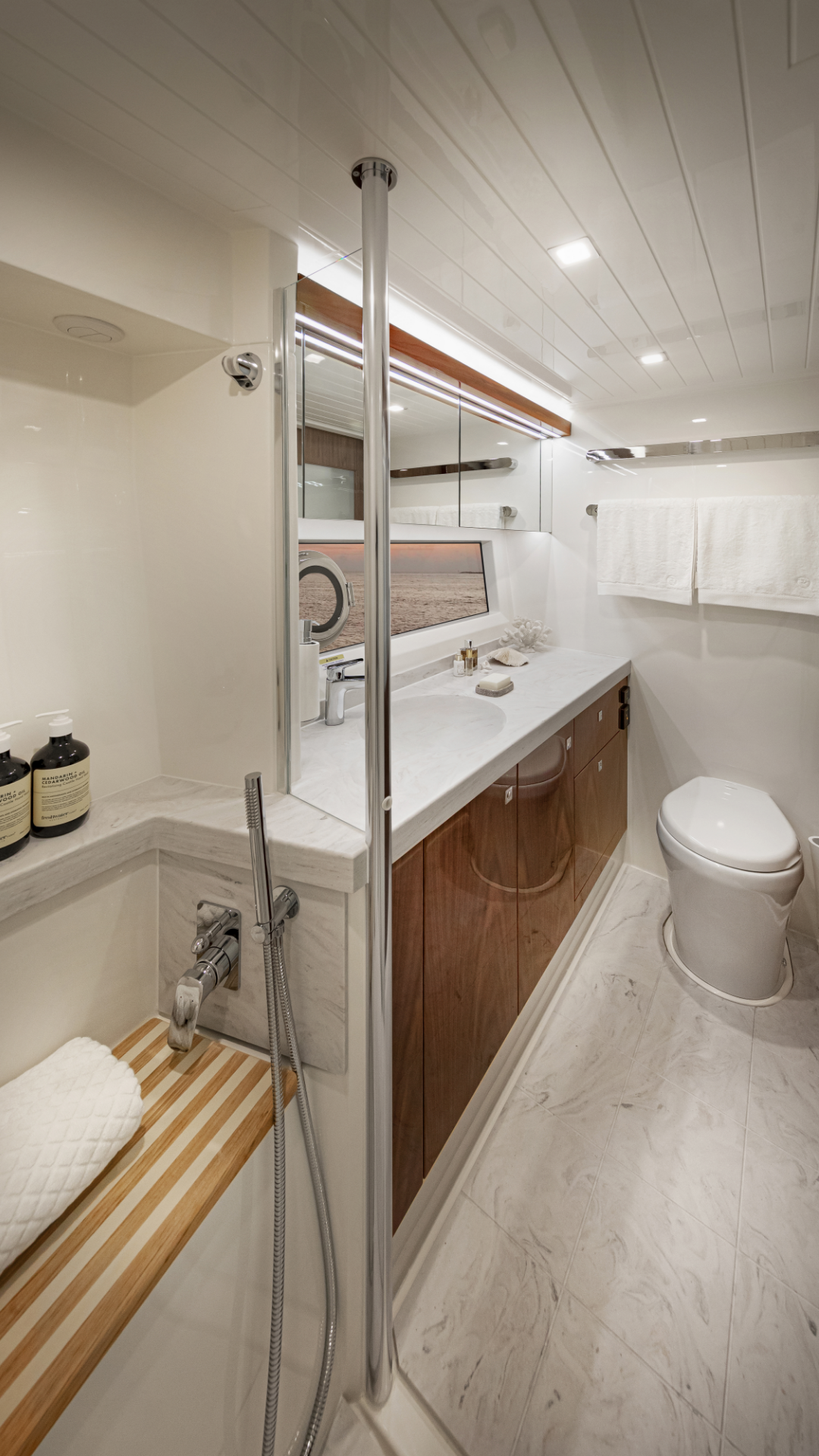 Riviera 68 SMY – Riviera 68 Sports Motor Yacht Master Stateroom Ensuite 01.png