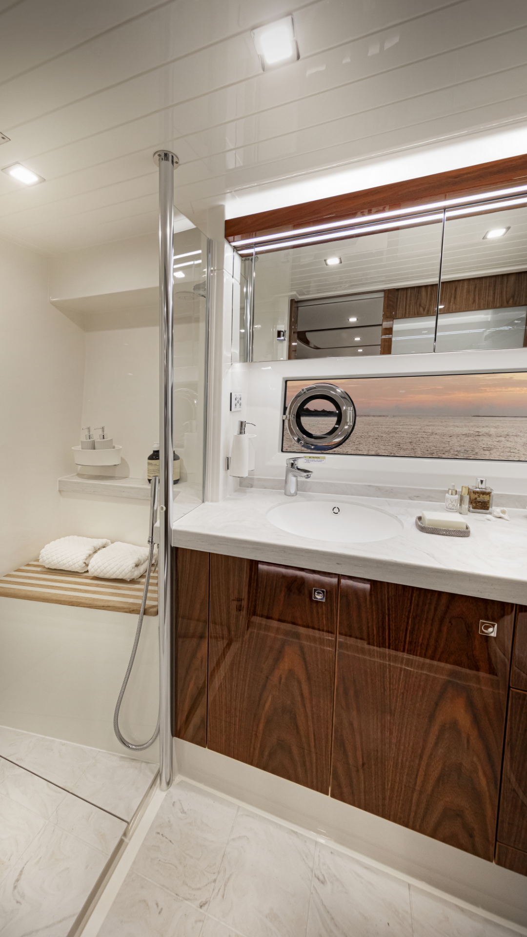 Riviera 68 SMY – Riviera 68 Sports Motor Yacht Master Stateroom Ensuite 02.png