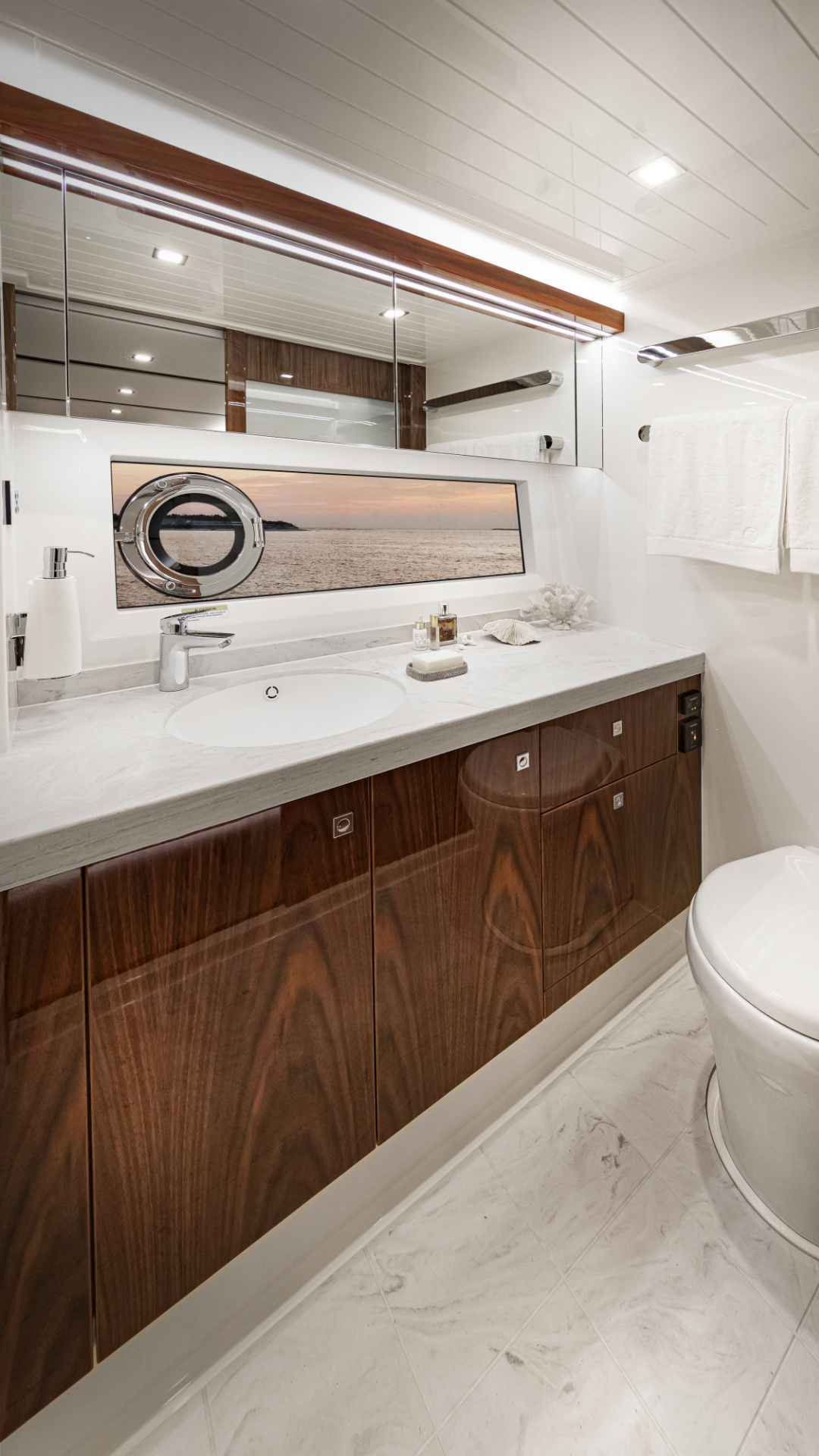 Riviera 68 SMY – Riviera 68 Sports Motor Yacht Master Stateroom Ensuite 03.png