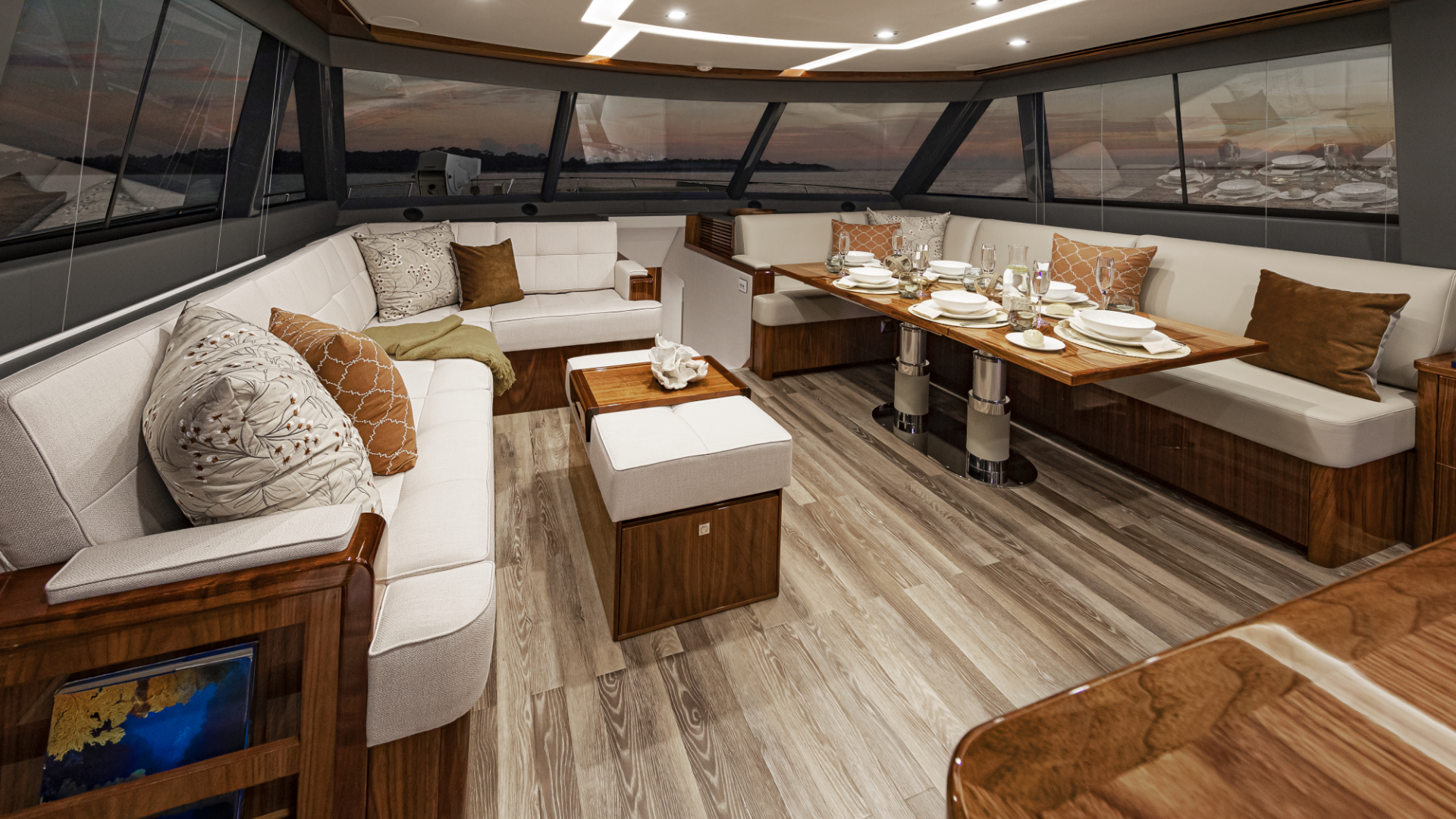 Riviera 68 SMY – Riviera 68 Sports Motor Yacht Saloon 02.png