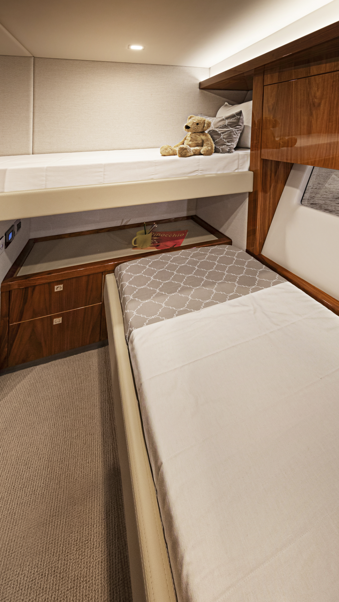 Riviera 68 SMY – Riviera 68 Sports Motor Yacht Starboard Stateroom Classic 02.png
