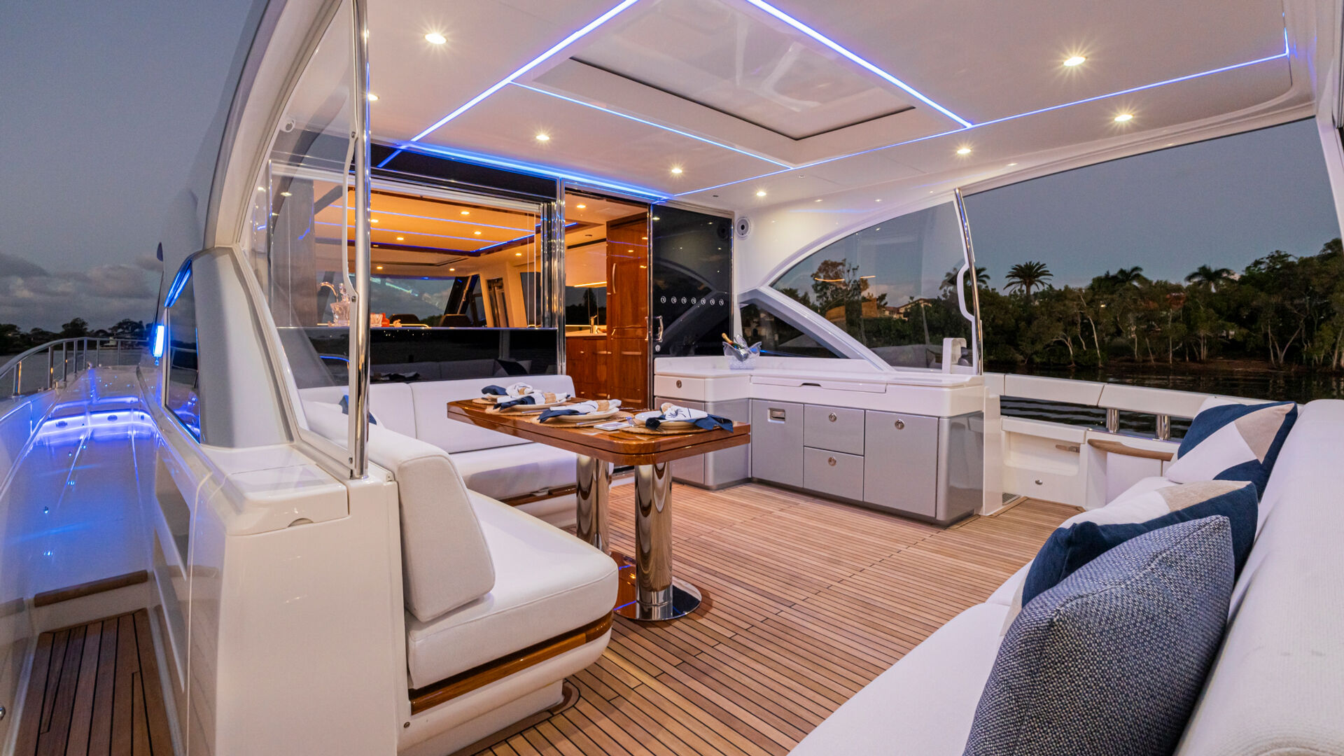 Riviera 6800 Sport Yacht Platinum Edition profile