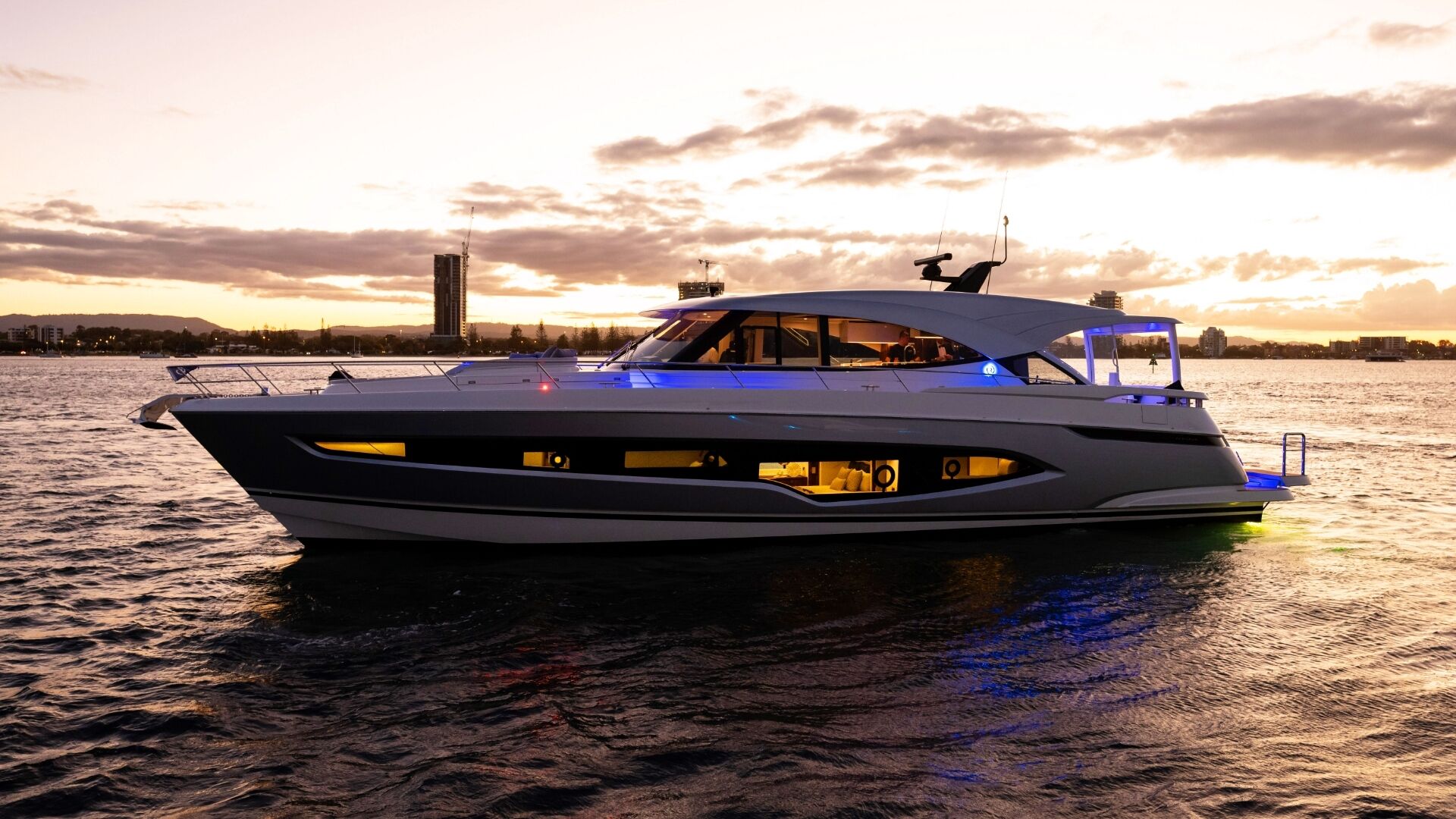 Riviera 6800 SY – Riviera 6800 Sport Yacht Platinum Edition At Rest 02 R