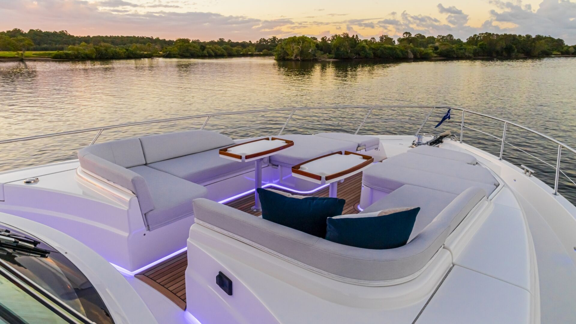Riviera 6800 SY – Riviera 6800 Sport Yacht Platinum Edition Foredeck 01