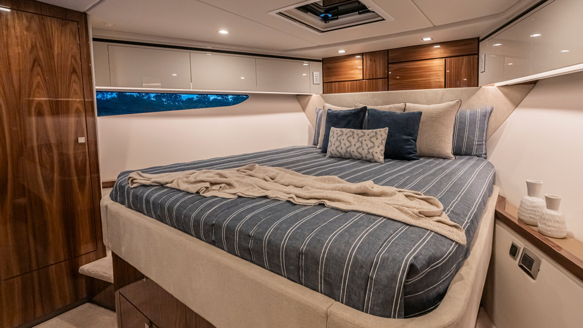 Riviera 6800 SY – Riviera 6800 Sport Yacht Platinum Edition Forward VIP Stateroom 01 R