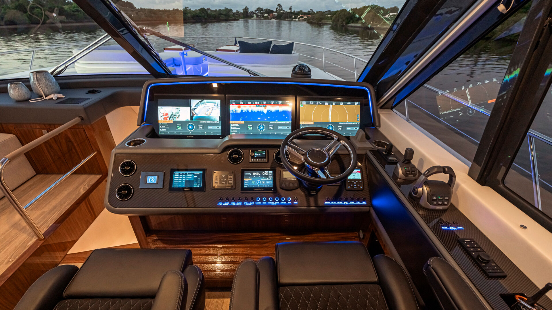 Riviera 6800 SY – Riviera 6800 Sport Yacht Platinum Edition Helm 01 R