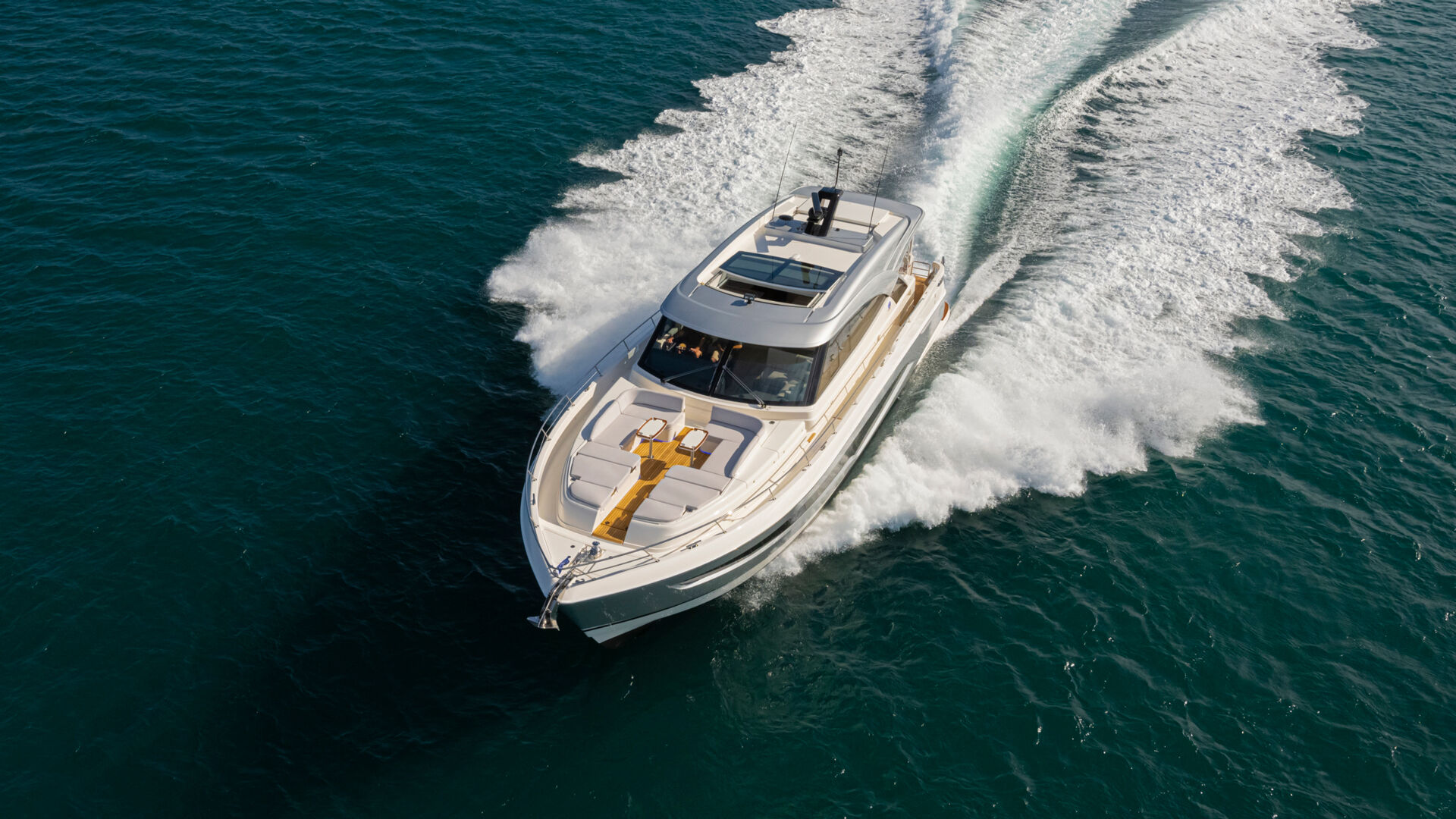 Riviera 6800 SY – Riviera 6800 Sport Yacht Platinum Edition Running 02 R