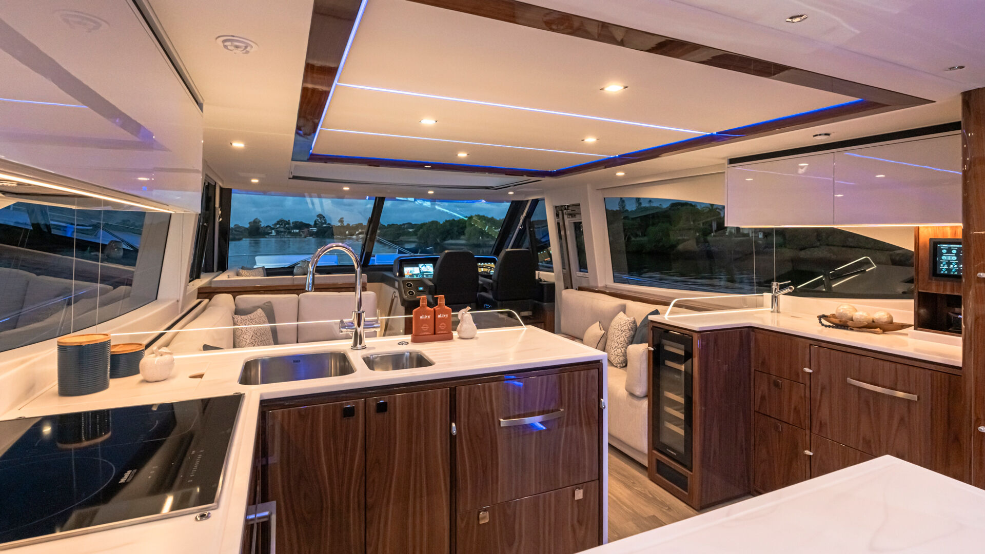 Riviera 6800 SY – Riviera 6800 Sport Yacht Platinum Edition Saloon 01 R