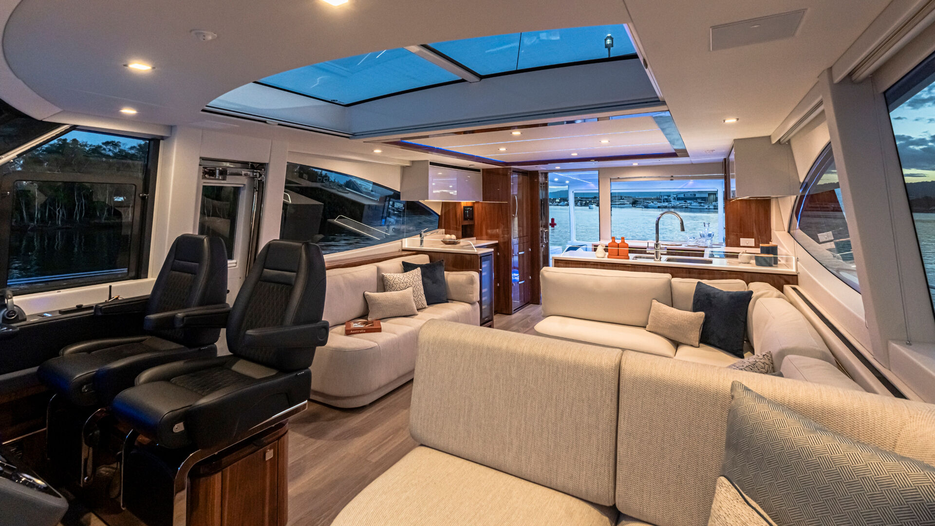 Riviera 6800 SY – Riviera 6800 Sport Yacht Platinum Edition Saloon 02 R