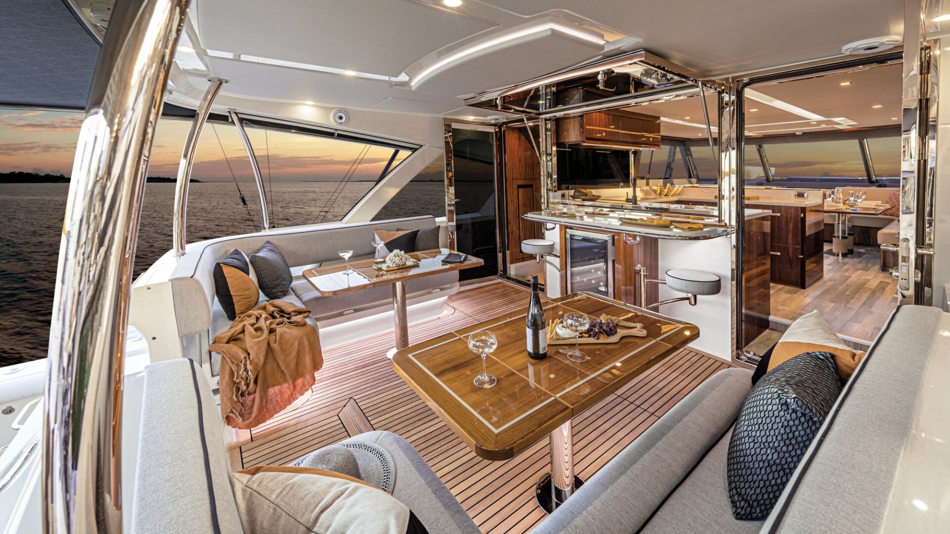Riviera 72 SMY – Riviera 72 Sports Motor Yacht Alfresco 02