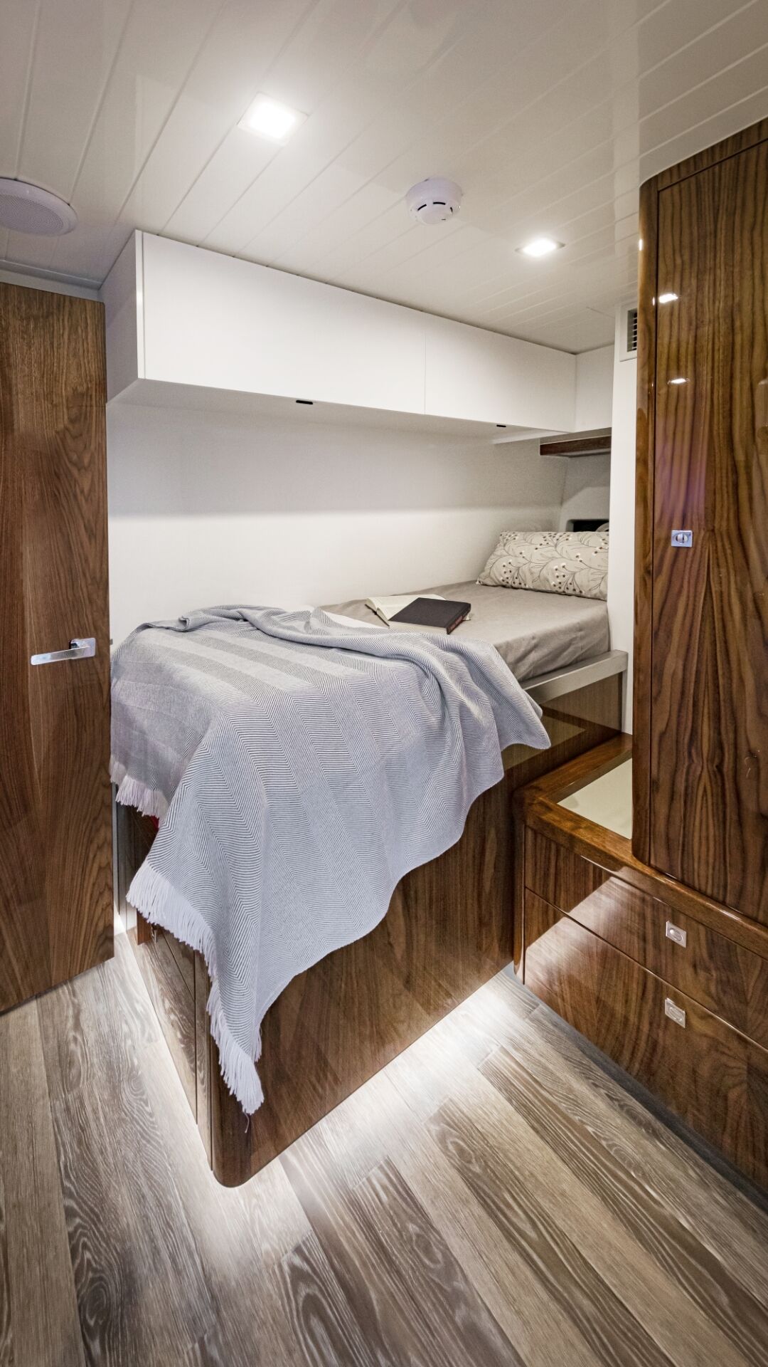 Riviera 72 SMY – Riviera 72 Sports Motor Yacht Crew Cabin 02