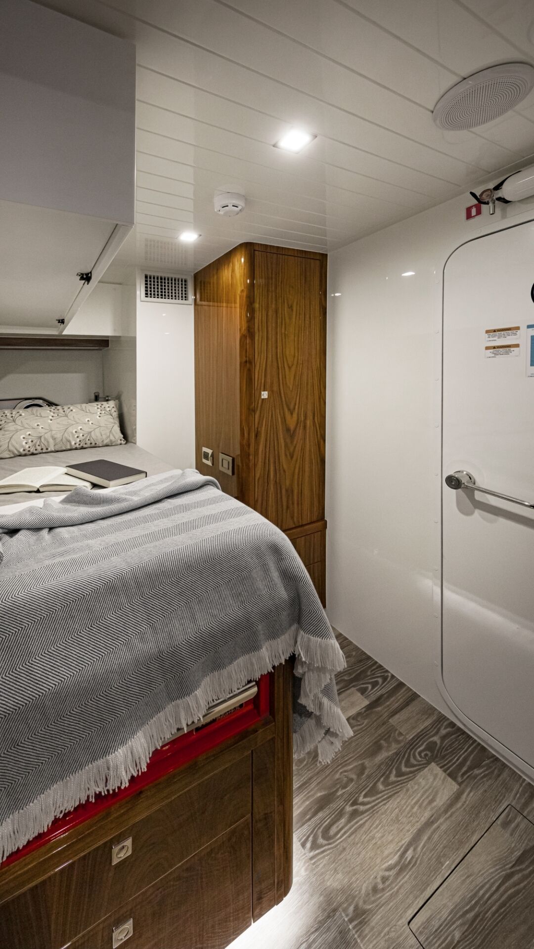 Riviera 72 SMY – Riviera 72 Sports Motor Yacht Crew Cabin 03