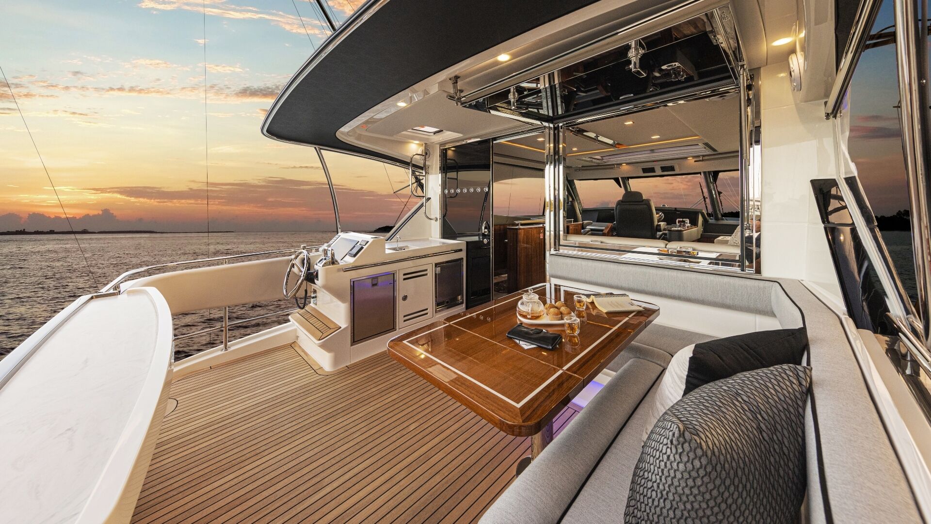 Riviera 72 SMY – Riviera 72 Sports Motor Yacht Flybridge Aft Deck 01