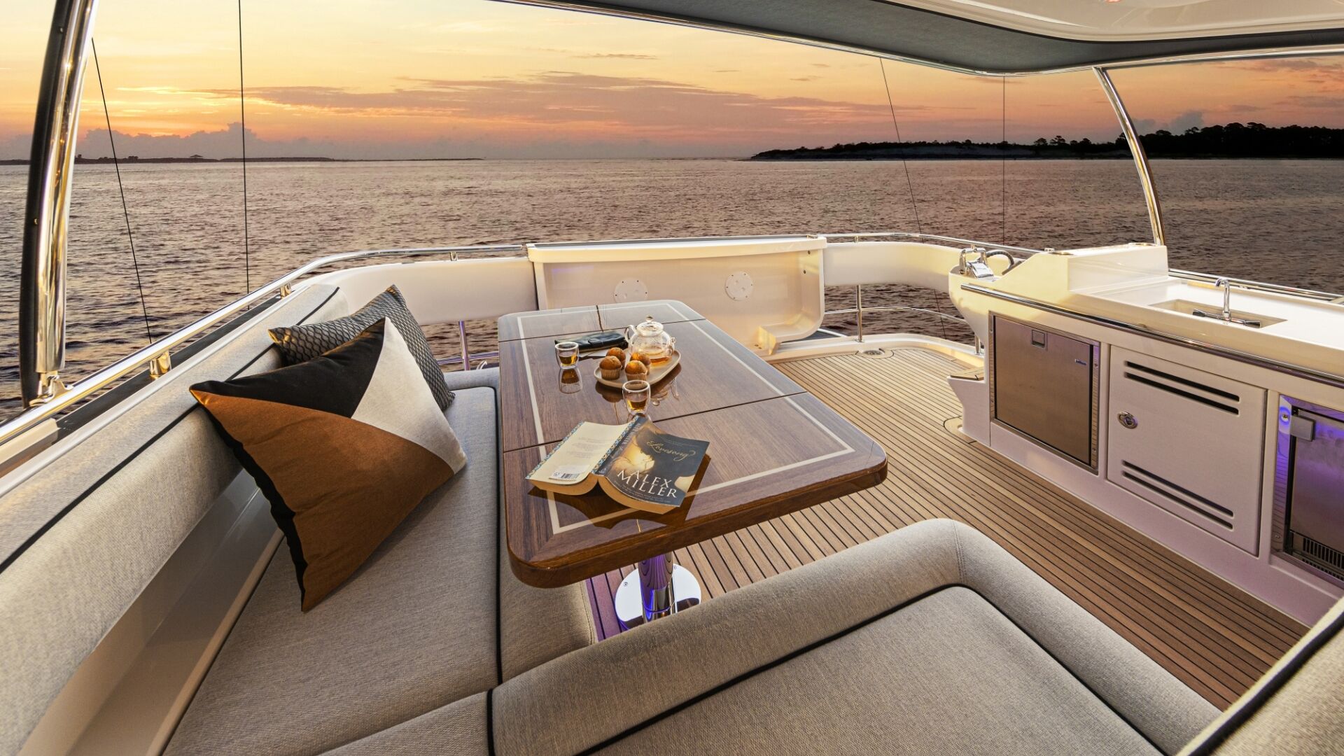 Riviera 72 SMY – Riviera 72 Sports Motor Yacht Flybridge Aft Deck 02