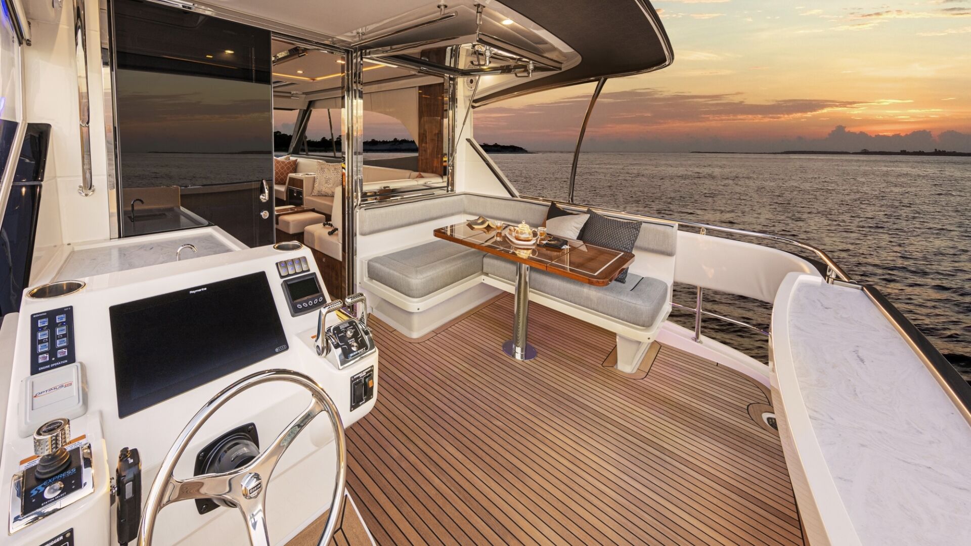 Riviera 72 SMY – Riviera 72 Sports Motor Yacht Flybridge Aft Deck 03