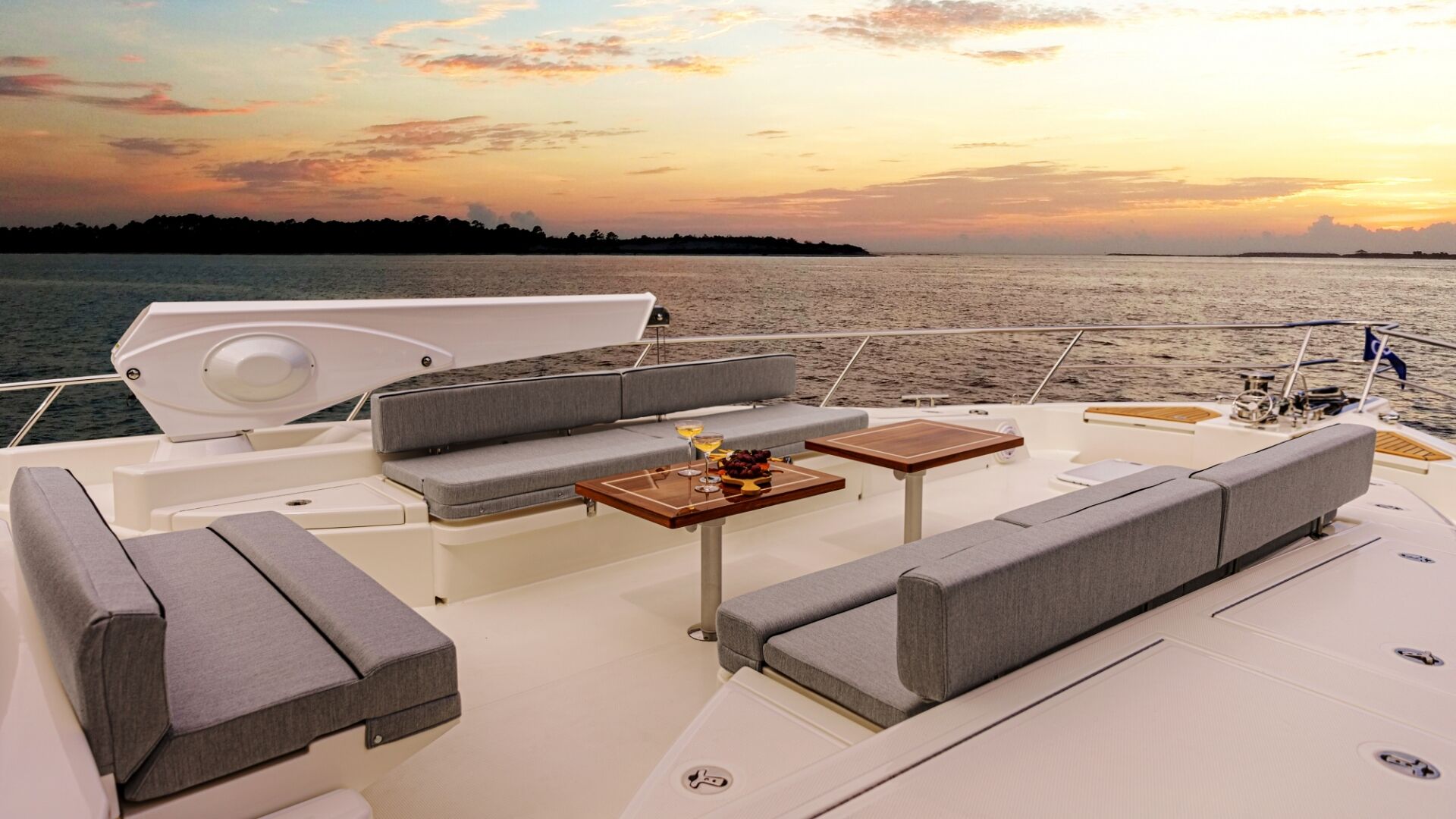 Riviera 72 SMY – Riviera 72 Sports Motor Yacht Foredeck 02