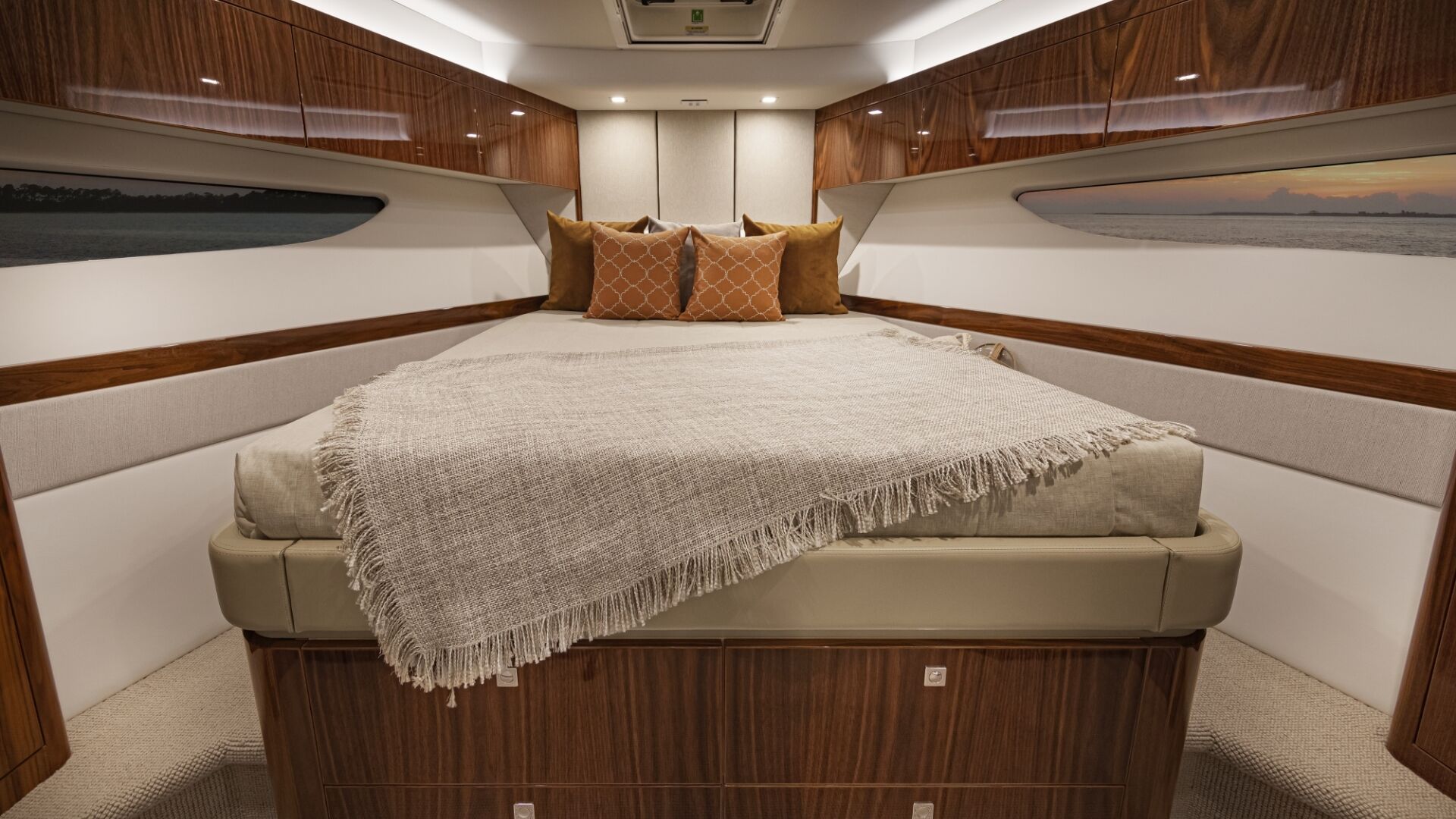 Riviera 72 SMY – Riviera 72 Sports Motor Yacht Forward VIP Stateroom 01