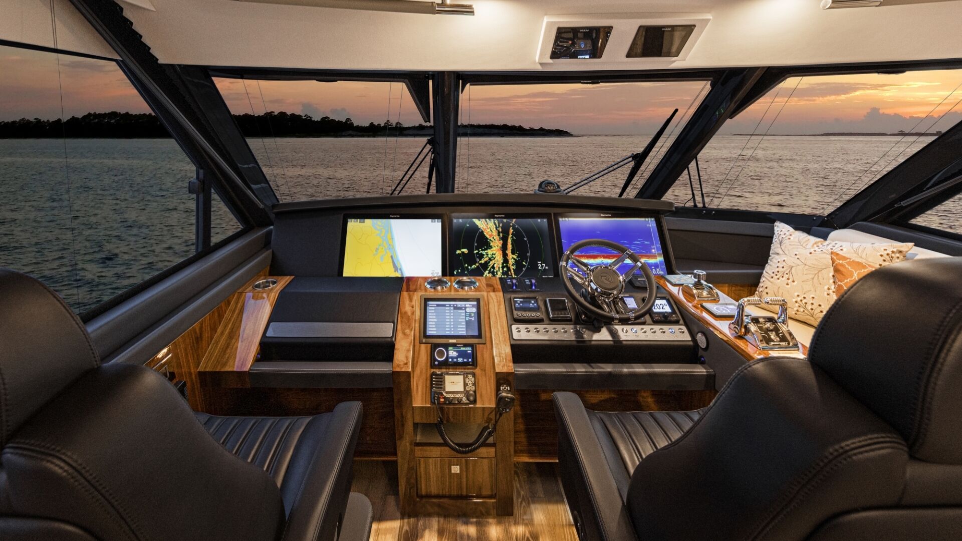 Riviera 72 SMY – Riviera 72 Sports Motor Yacht Helm 01